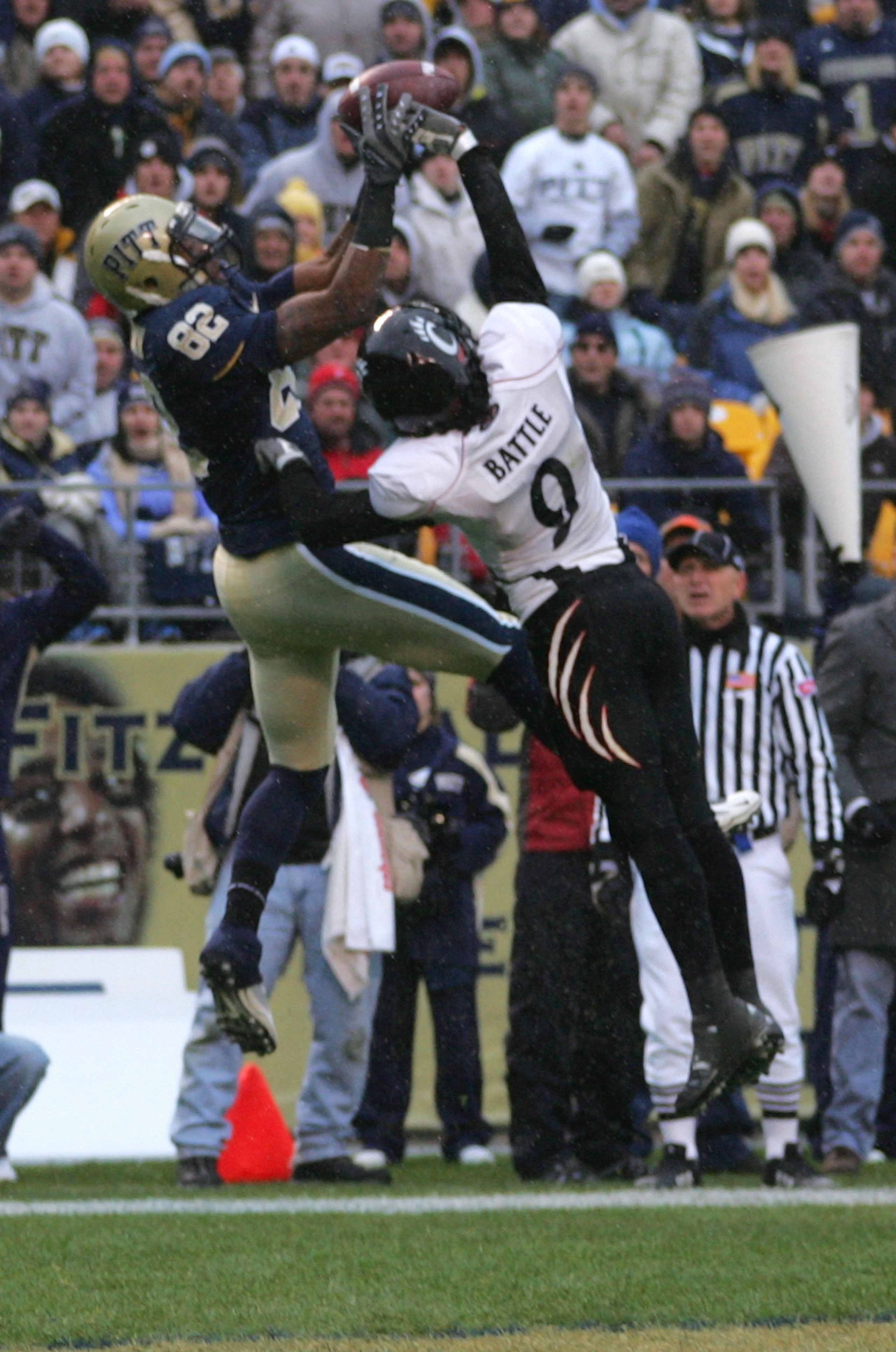 PITTSBURGH - DECEMBER 05:  Jonathan Baldwin #82 of the University of Pittsburgh Panthers catches a touchdown against the Cincinnati Bearcats on December 5, 2009 at Heinz Field in Pittsburgh, Pennsylvania. (Photo by Jared Wickerham/Getty Images)
