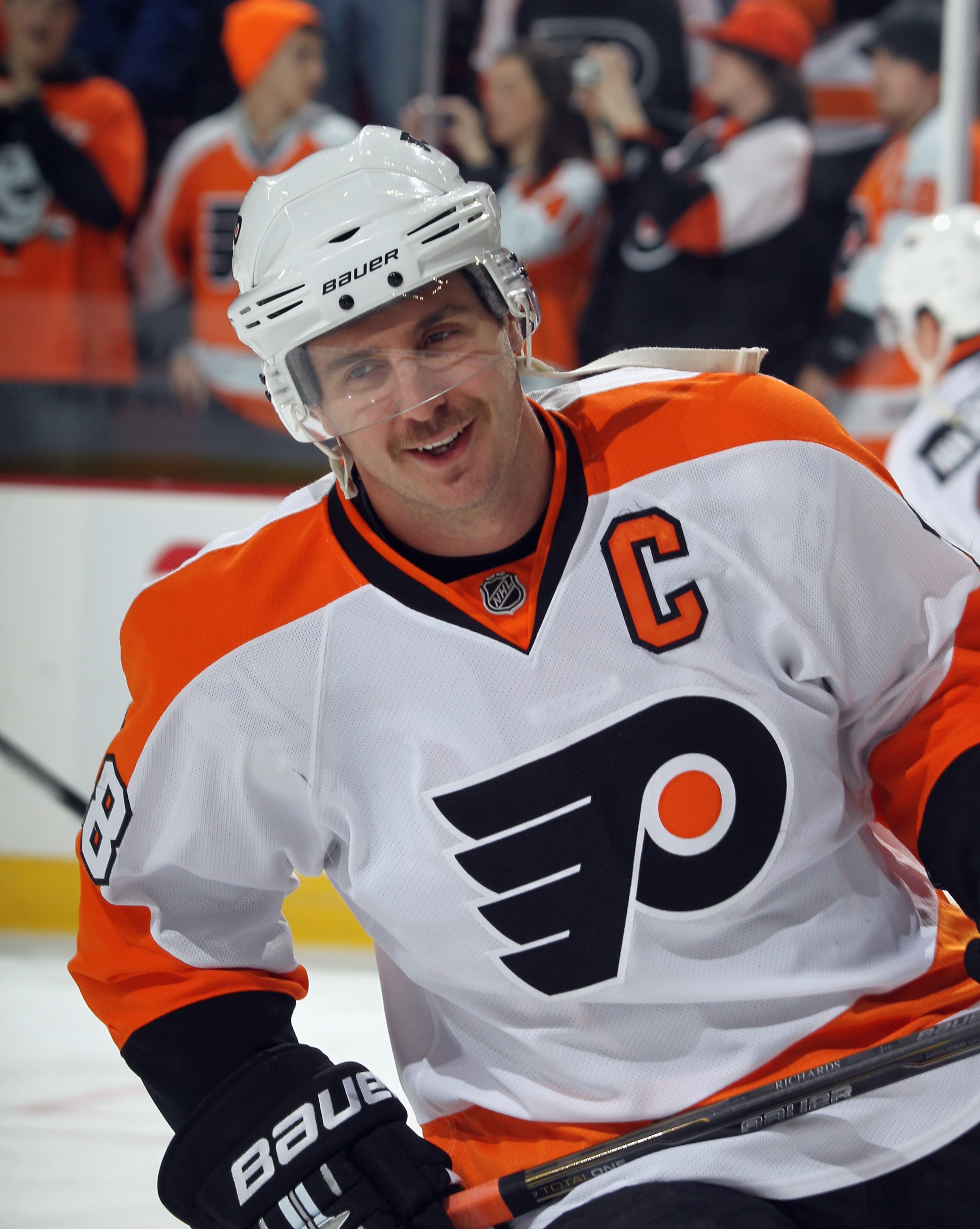 NEWARK, NJ - NOVEMBER 27:  Mike Richards #18 of the Philadelphia Flyers skates against the New Jersey Devils at the Prudential Center on November 27, 2010 in Newark, New Jersey. The Devils defeated the Flyers 2-1 in the shoot out.  (Photo by Bruce Bennett