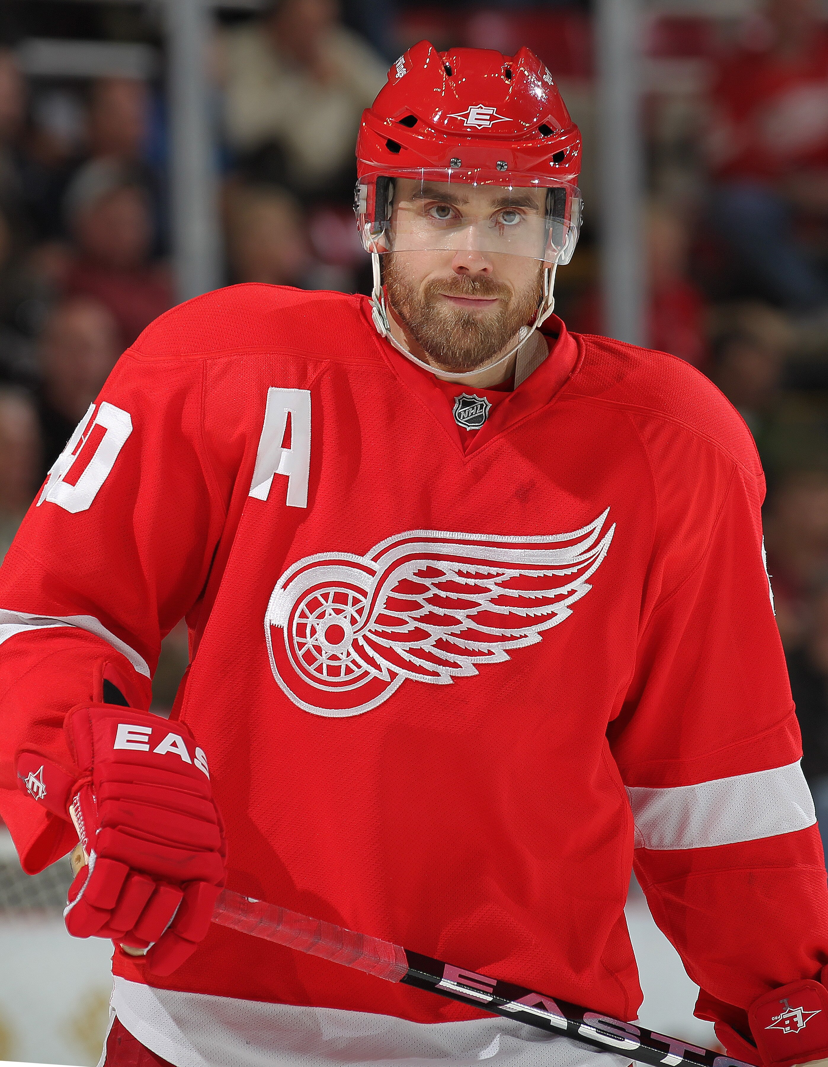 DETROIT, MI - NOVEMBER 19:  Henrik Zetterberg #40 of the Detroit Red Wings waits for a faceoff in a game against the Minnesota Wild on November 19, 2010 at the Joe Louis Arena in Detroit, Michigan. The Wild defeated the Wings 4-3 in overtime. (Photo by Cl