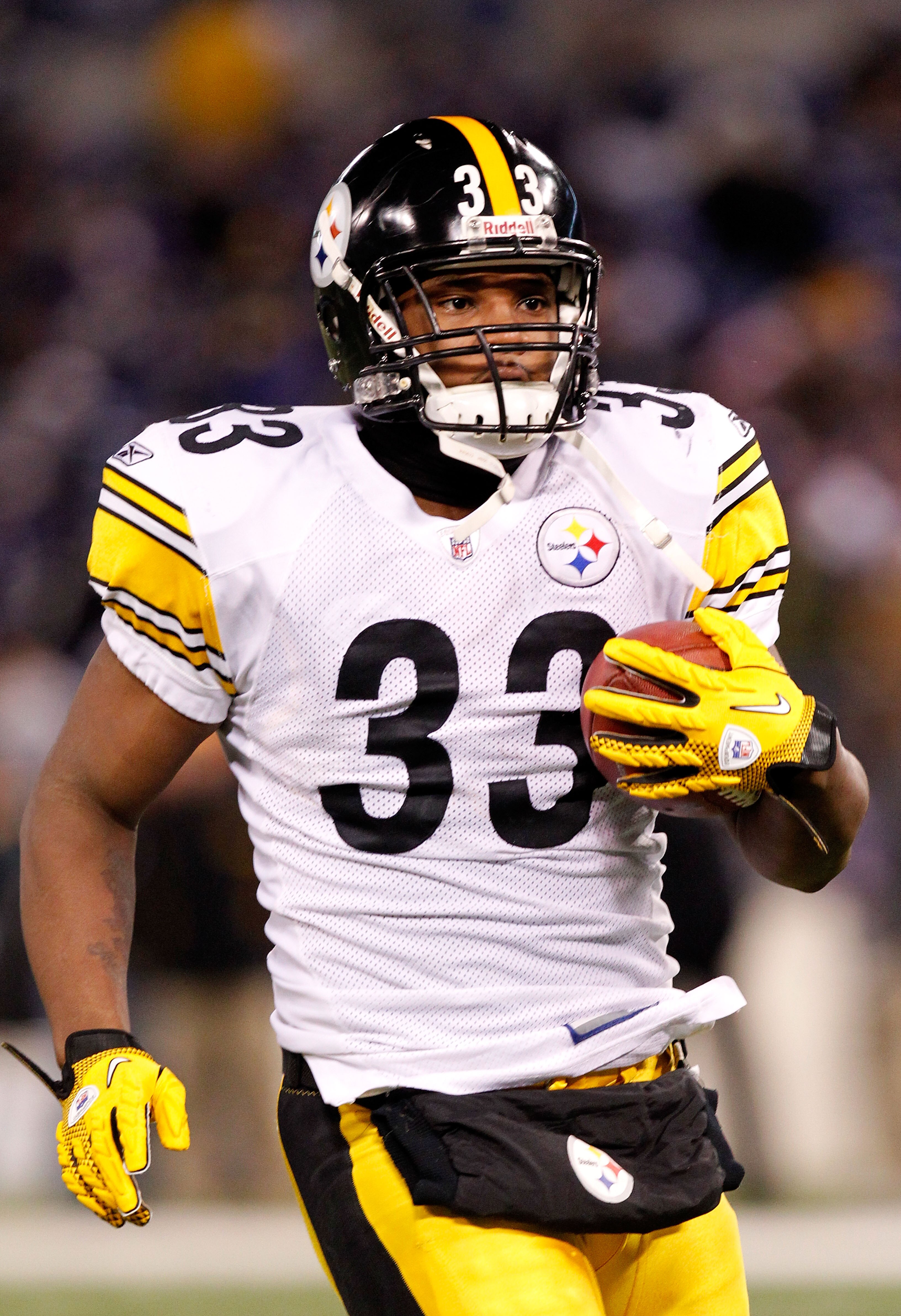 BALTIMORE, MD - DECEMBER 05:  Running back Isaac Redman #33 of the Pittsburgh Steelers runs the ball during the game against the Baltimore Ravens at M&T Bank Stadium on December 5, 2010 in Baltimore, Maryland. Pittsburgh won 13-10.  (Photo by Geoff Burke/