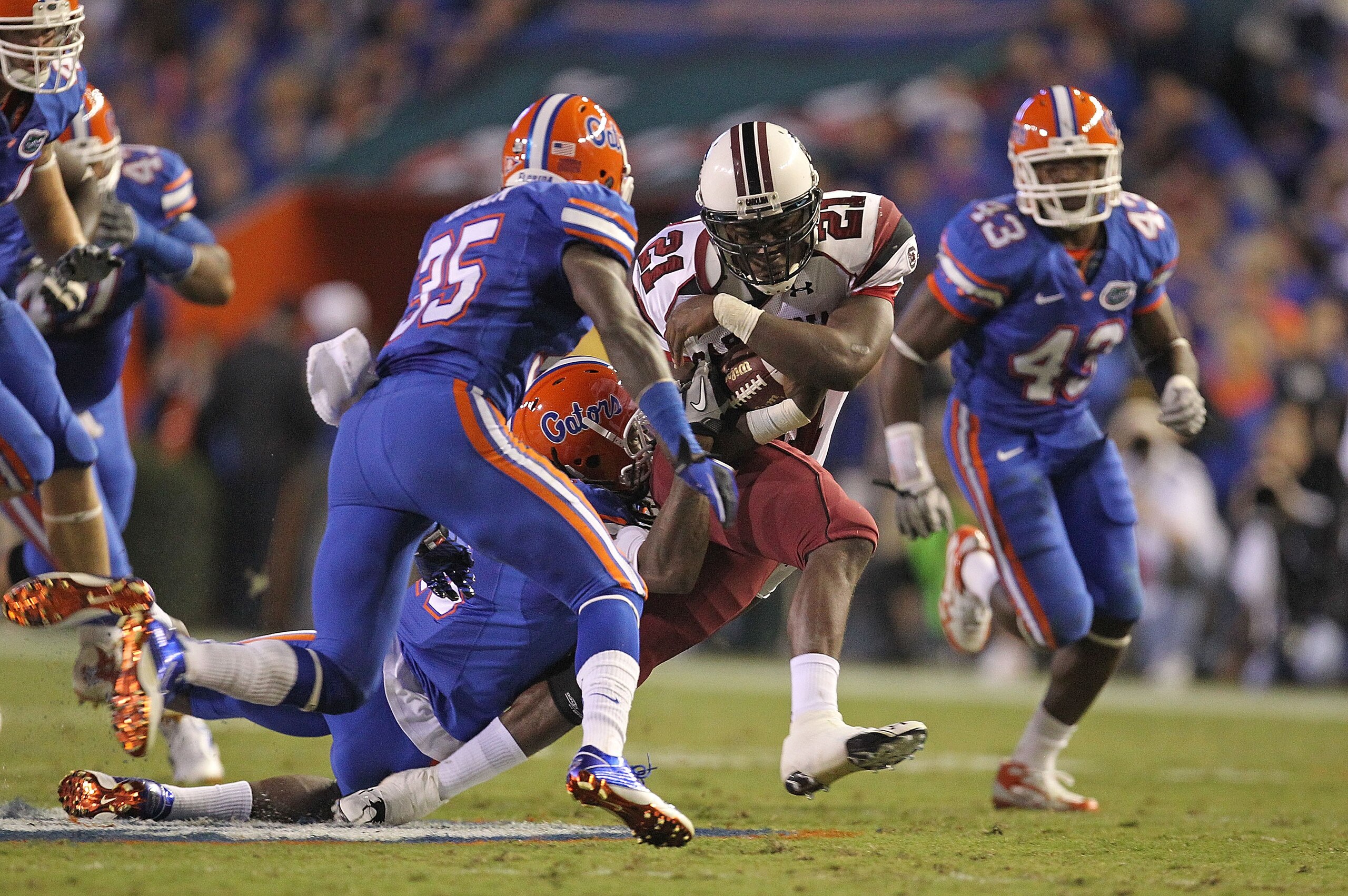 GAINESVILLE, FL - NOVEMBER 13:  Marcus Lattimore #21 of the South Carolina Gamecocks rushes during a game against the Florida Gators at Ben Hill Griffin Stadium on November 13, 2010 in Gainesville, Florida.  (Photo by Mike Ehrmann/Getty Images)