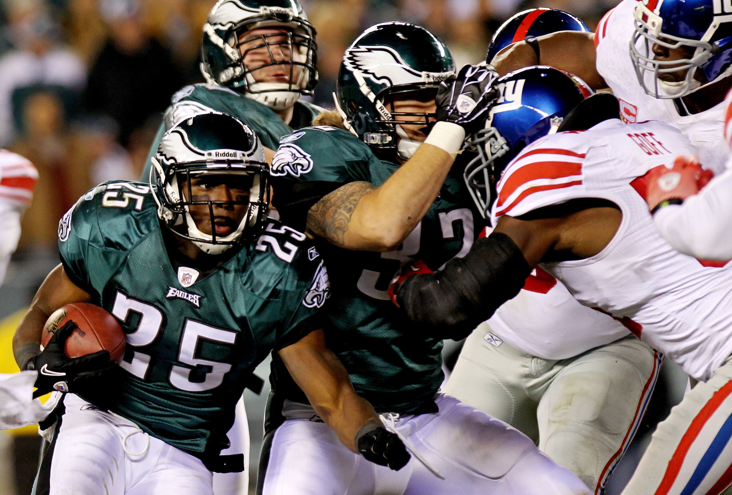 PHILADELPHIA - NOVEMBER 21:   LeSean McCoy #25 of the Philadelphia Eagles runs with the ball against the New York Giants at Lincoln Financial Field on November 21, 2010 in Philadelphia, Pennsylvania.  (Photo by Nick Laham/Getty Images)
