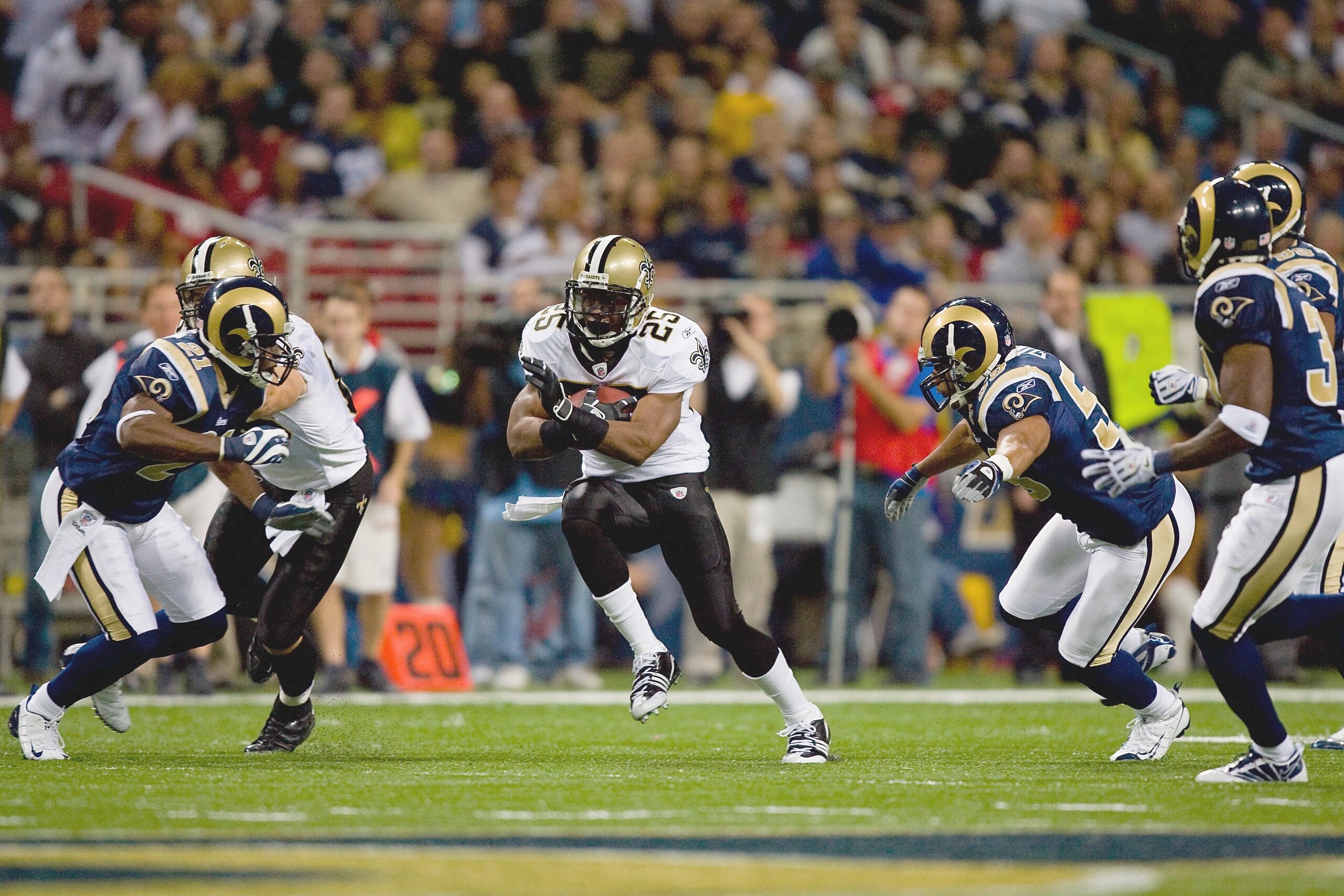 ST. LOUIS - NOVEMBER 15: Reggie Bush #25 of the New Orleans Saints carries the ball during the game against the St. Louis Rams at the Edward Jones Dome on November 15, 2009 in St. Louis, Missouri.  (Photo by Dilip Vishwanat/Getty Images)