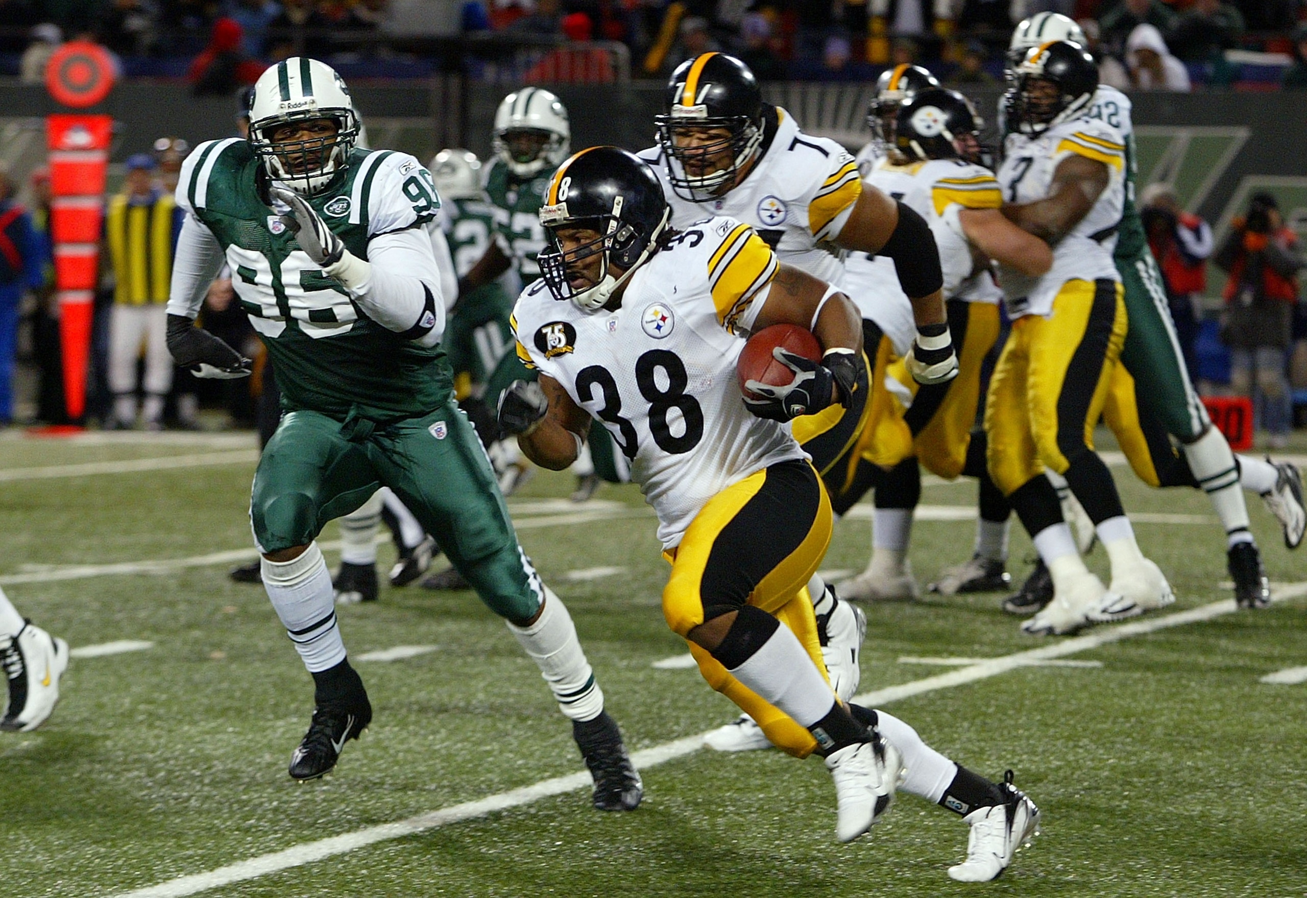 EAST RUTHERFORD, NJ - NOVEMBER 18:  Carey Davis #38 of the Pittsburgh Steelers runs the ball against the New York Jets at Giants Stadium November 18, 2007 in East Rutherford, New Jersey. The Jets defeated the Steelers 19-16 in overtime.  (Photo by Jim McI