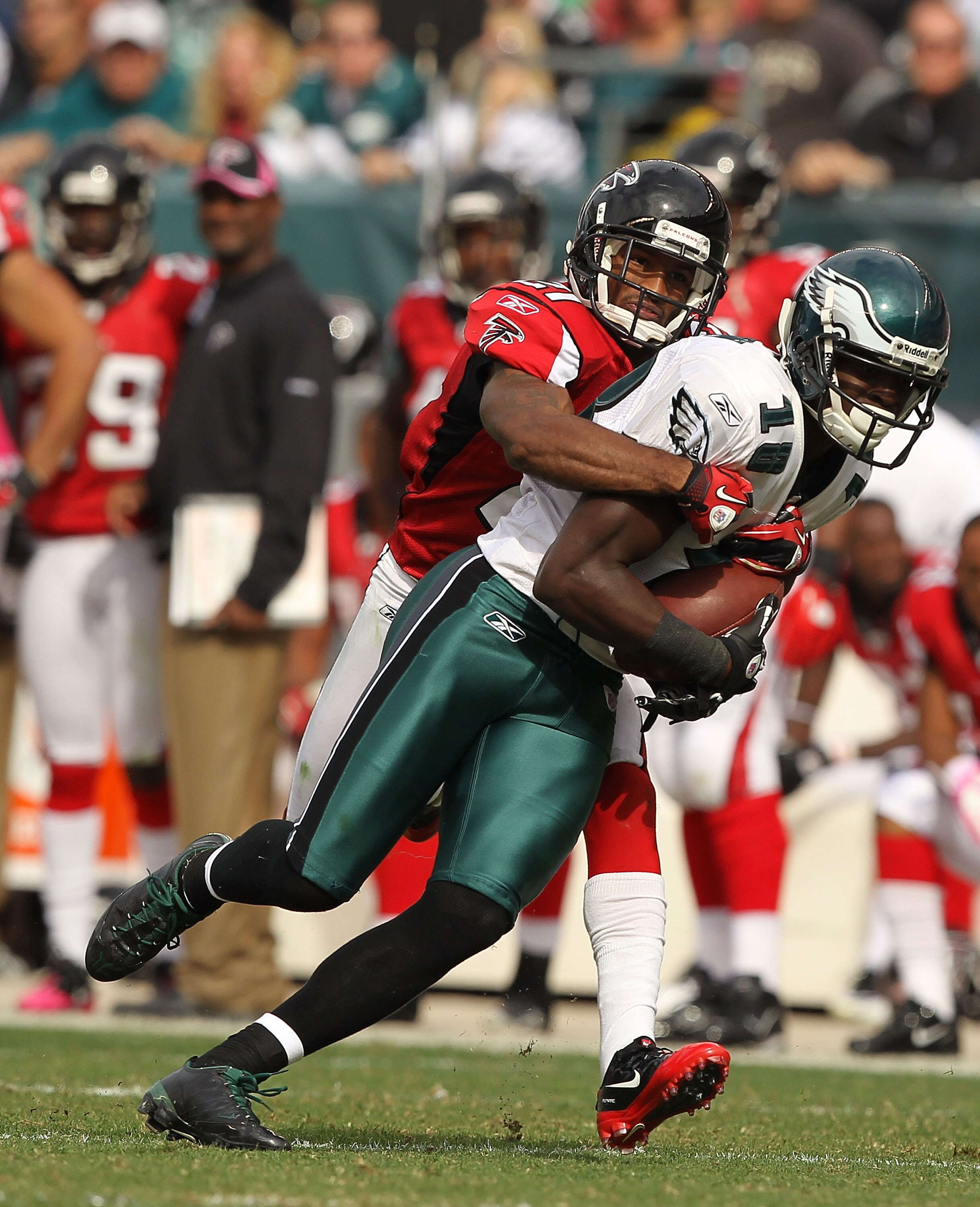 PHILADELPHIA - OCTOBER 17:  Jeremy Maclin #18 of the Philadelphia Eaglesruns against Gartrell Johnson #27 of the Atlanta Falcons during their game at Lincoln Financial Field on October 17, 2010 in Philadelphia, Pennsylvania.  (Photo by Al Bello/Getty Imag