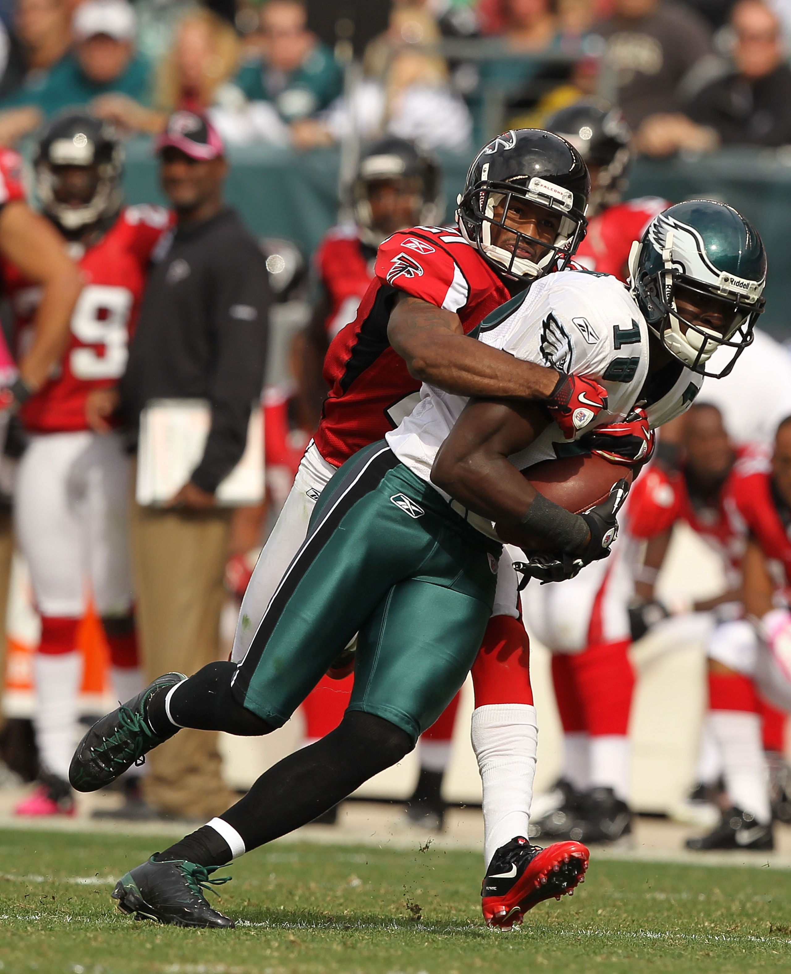 PHILADELPHIA - OCTOBER 17:  Jeremy Maclin #18 of the Philadelphia Eaglesruns against Gartrell Johnson #27 of the Atlanta Falcons during their game at Lincoln Financial Field on October 17, 2010 in Philadelphia, Pennsylvania.  (Photo by Al Bello/Getty Imag