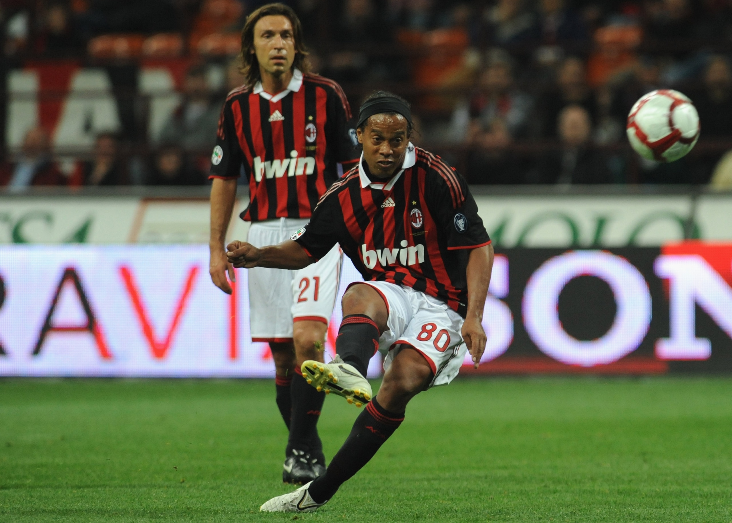 MILAN, ITALY - MAY 01:  Ronaldinho of AC Milan in action during the Serie A match between AC Milan and ACF Fiorentina at Stadio Giuseppe Meazza on May 1, 2010 in Milan, Italy.  (Photo by Valerio Pennicino/Getty Images)