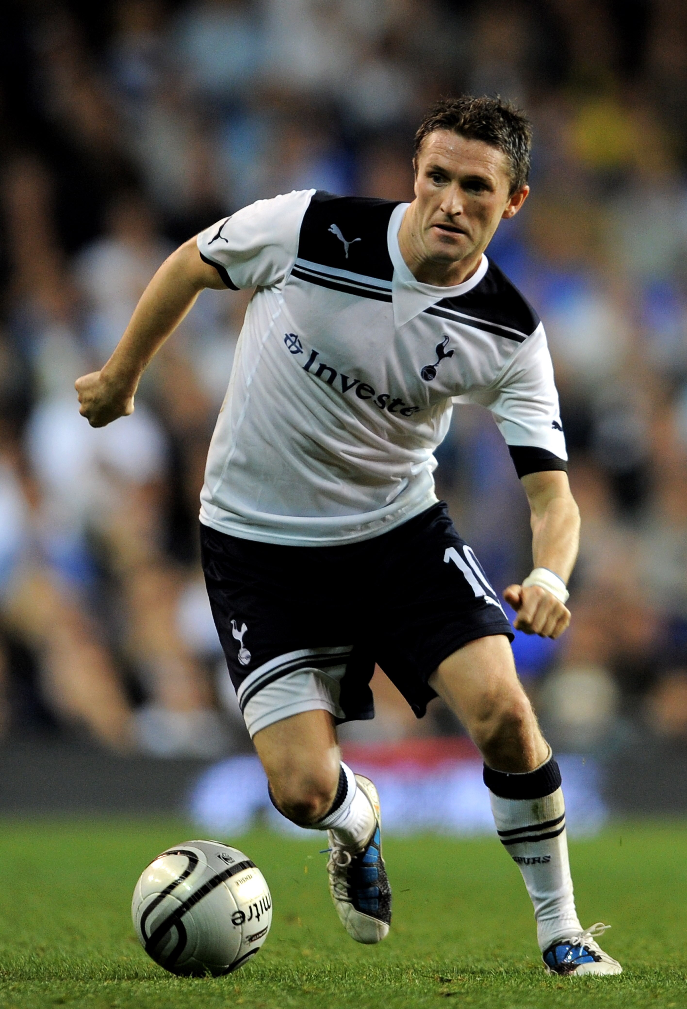 LONDON, ENGLAND - SEPTEMBER 21:  Robbie Keane of Spurs runs with the ball during the Carling Cup third round match between Tottenham Hotspur and Arsenal at White Hart Lane on September 21, 2010 in London, England.  (Photo by Michael Regan/Getty Images)