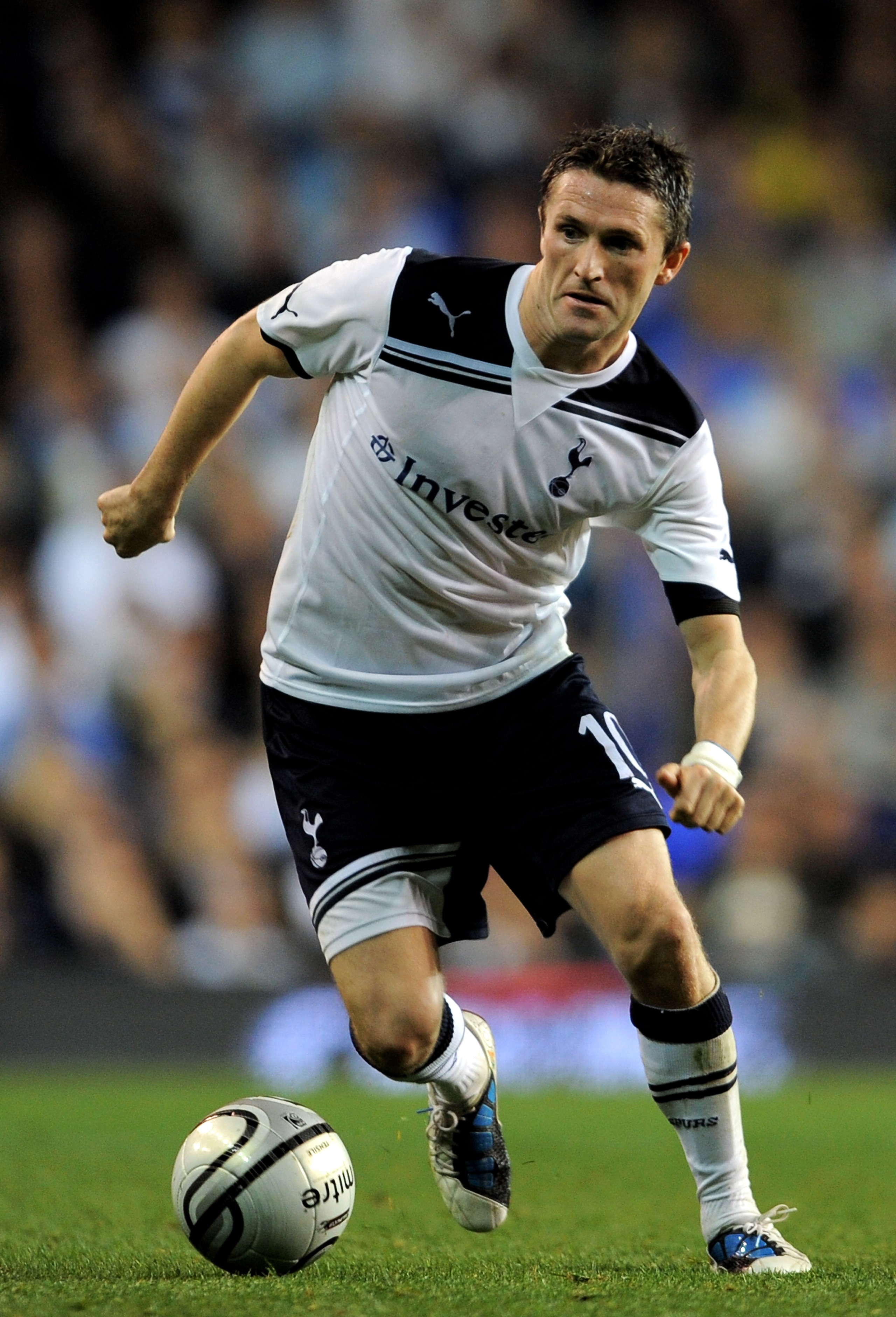 LONDON, ENGLAND - SEPTEMBER 21:  Robbie Keane of Spurs runs with the ball during the Carling Cup third round match between Tottenham Hotspur and Arsenal at White Hart Lane on September 21, 2010 in London, England.  (Photo by Michael Regan/Getty Images)