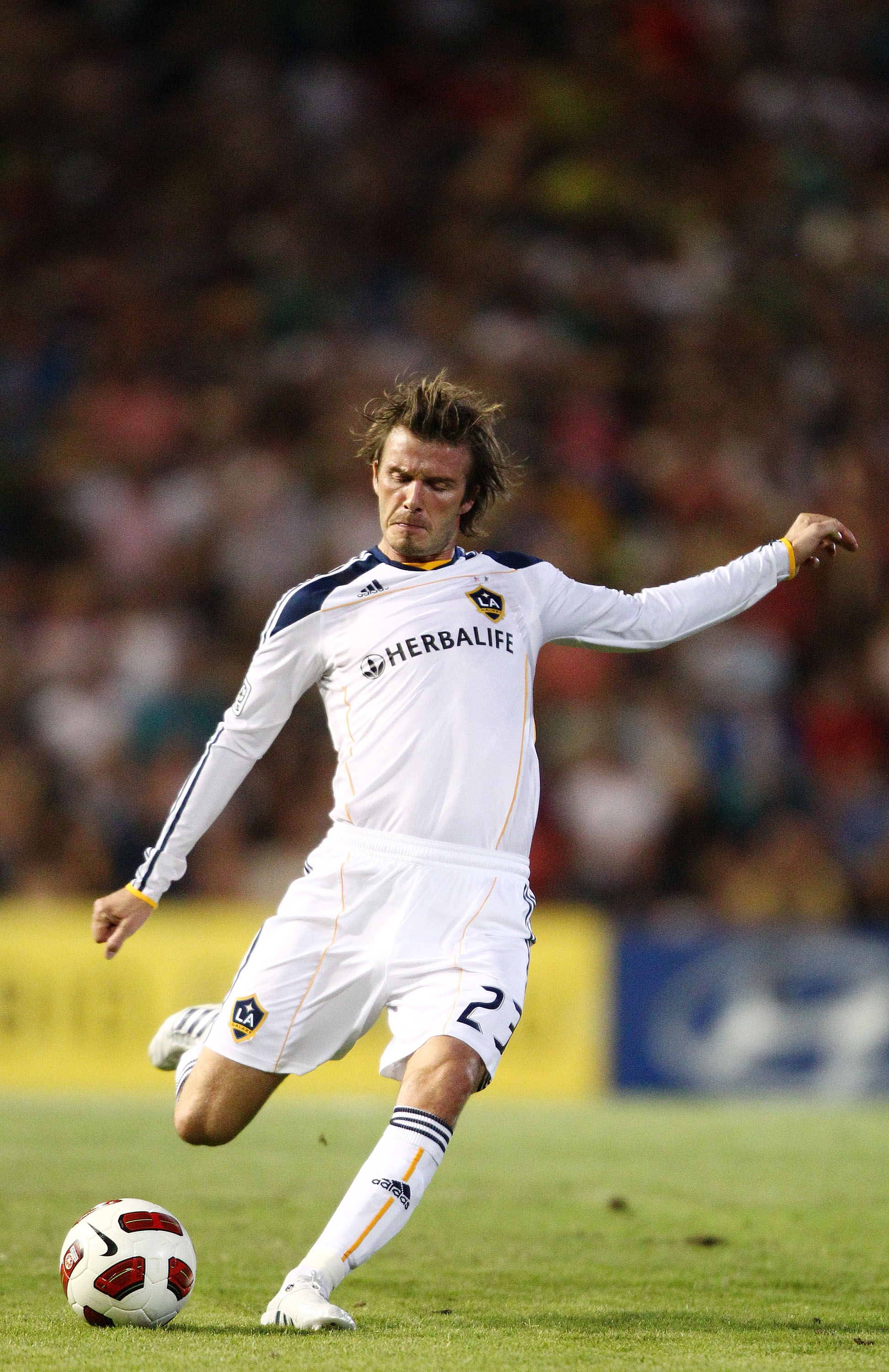 NEWCASTLE, AUSTRALIA - NOVEMBER 27:  David Beckham of the Galaxy Shoots for goal during the friendly match between the Newcastle Jets and the LA Galaxy at EnergyAustralia Stadium on November 27, 2010 in Newcastle, Australia.  (Photo by Brendon Thorne/Gett