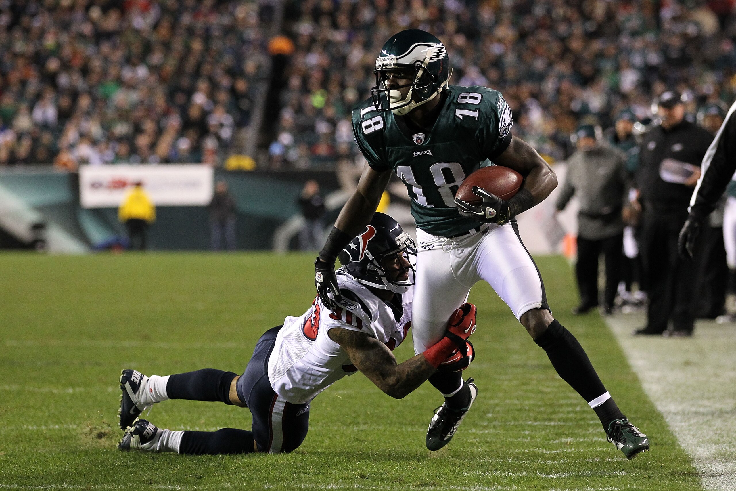 PHILADELPHIA, PA - DECEMBER 02:  Jeremy Maclin #18 of the Philadelphia Eagles looks to run for yards after the catch in the first quarter against Jason Allen #30 of the Houston Texans at Lincoln Financial Field on December 2, 2010 in Philadelphia, Pennsyl