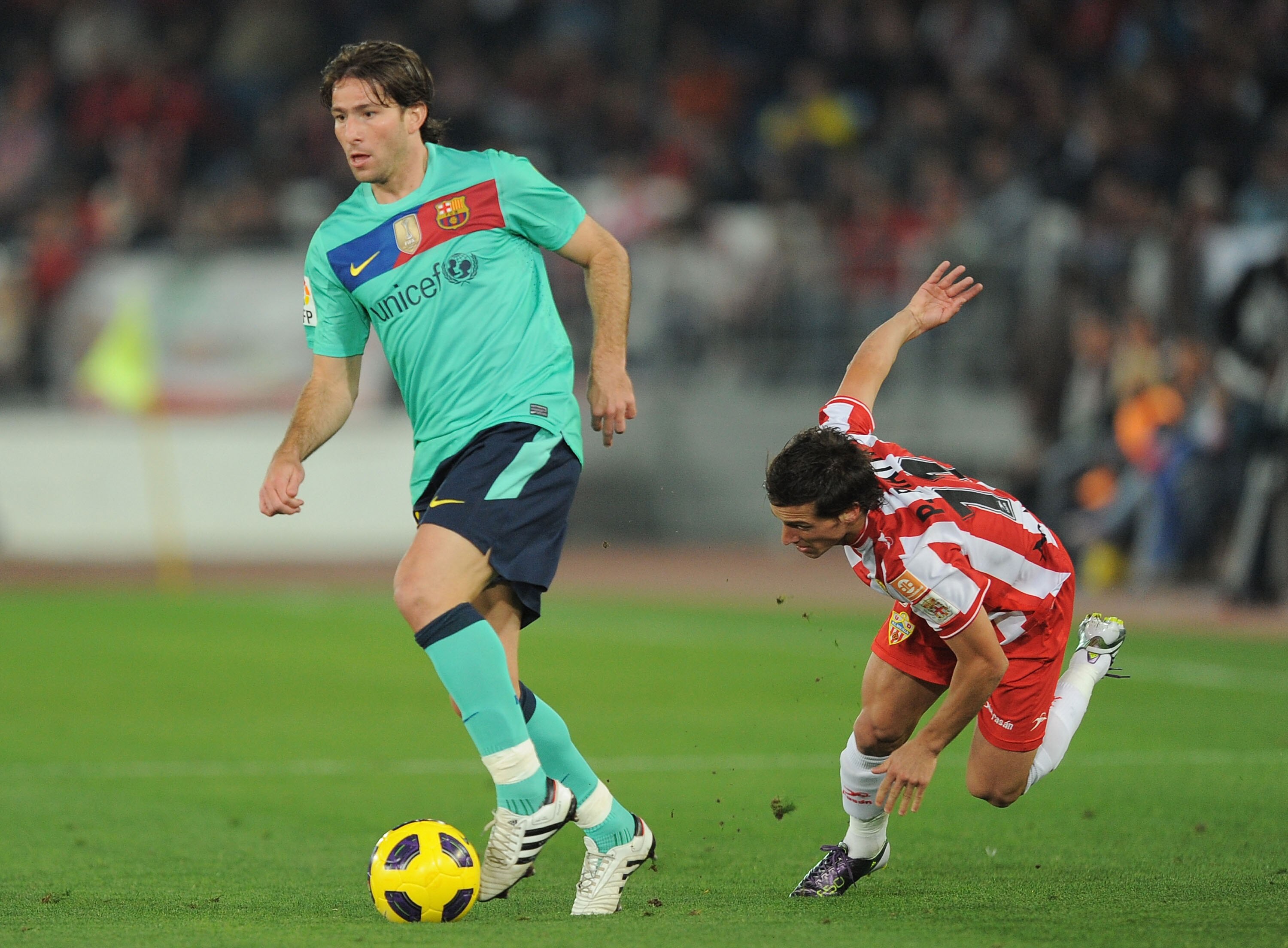 ALMERIA, SPAIN - NOVEMBER 20: Maxwell of Barcelona beats Pablo Daniel Piatti of UD Almeria during the La Liga match between UD Almeria and Barcelona at Estadio del Mediterraneo on November 20, 2010 in Almeria, Spain.  (Photo by Denis Doyle/Getty Images)