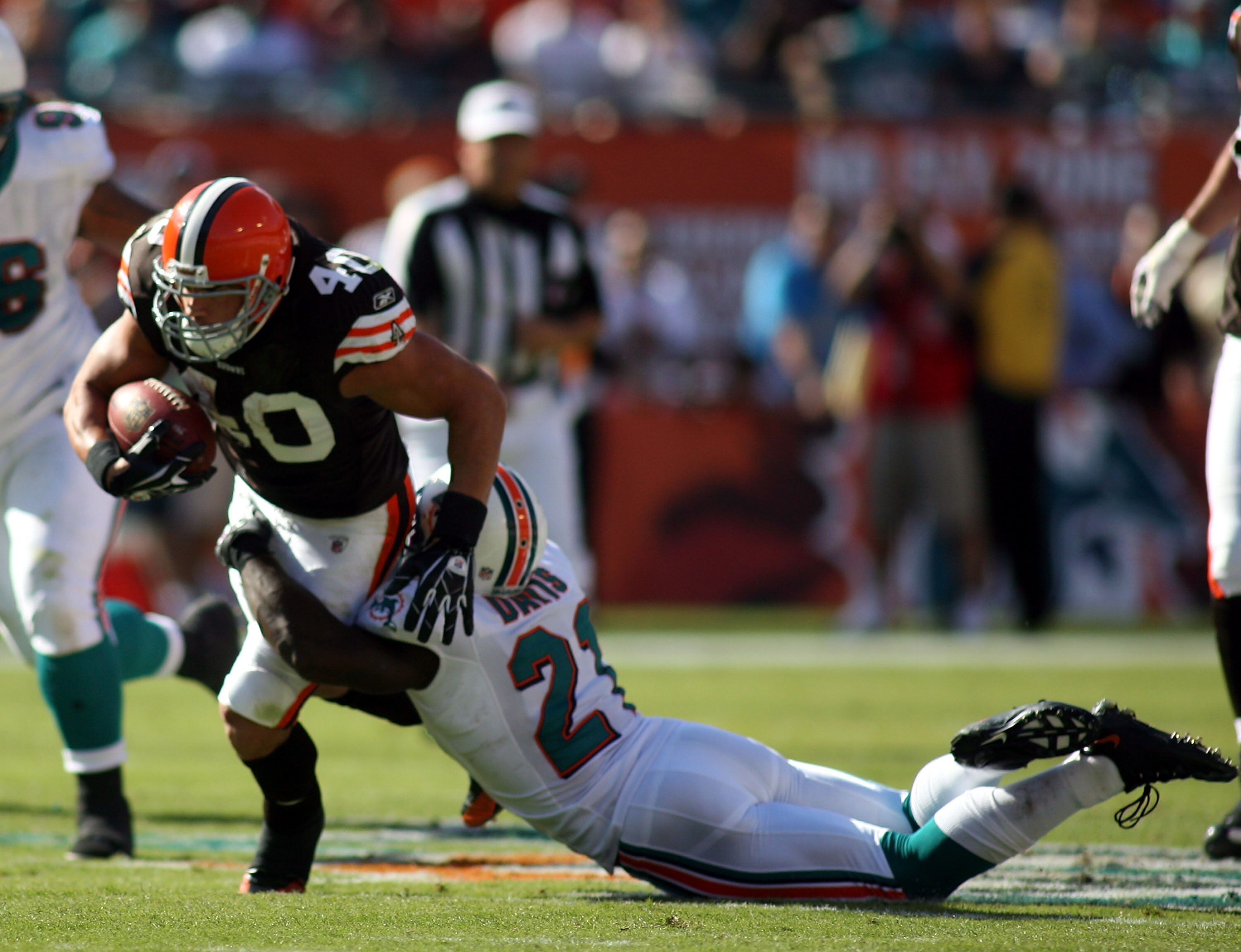 MIAMI, FL - DECEMBER 05:  Running back Peyton Hillis #40 of the Cleveland Browns carries against the Miami Dolphins at Sun Life Stadium on December 5, 2010 in Miami, Florida.  Cleveland defeated Miami 13-10.  (Photo by Marc Serota/Getty Images)