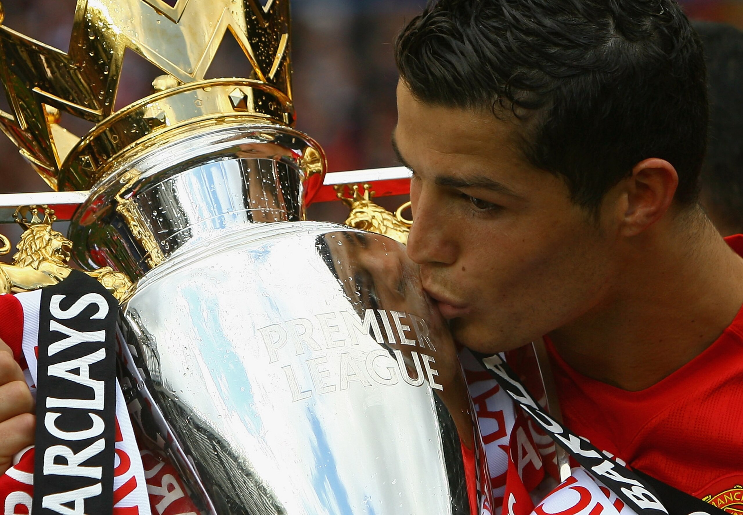 MANCHESTER, ENGLAND - MAY 16:  Cristiano Ronaldo of Manchester United kisses the Barclays Premier League trophy after the Barclays Premier League match between Manchester United and Arsenal at Old Trafford on May 16, 2009 in Manchester, England.  (Photo b