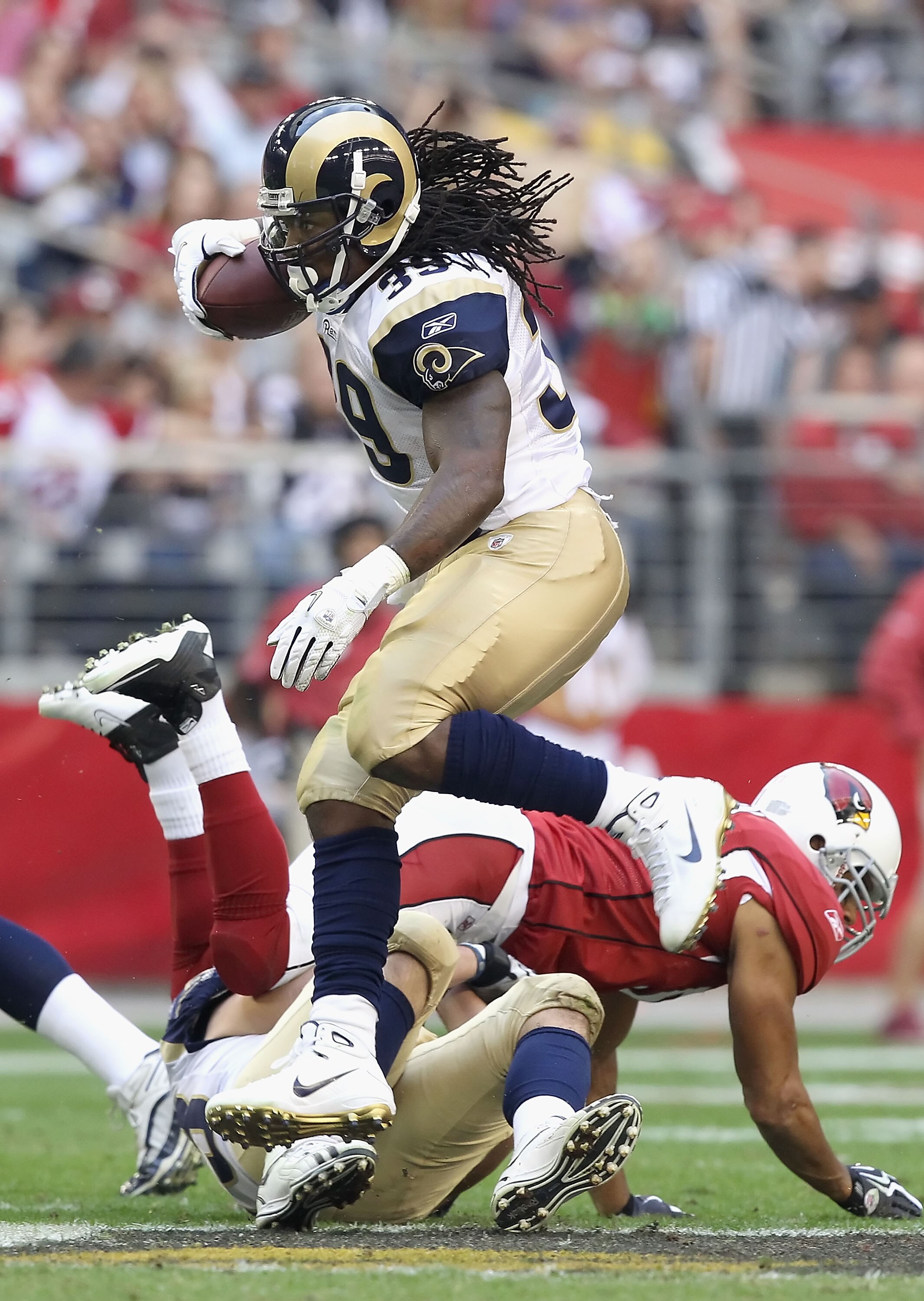 GLENDALE, AZ - DECEMBER 05:  Runningback Steven Jackson #39 of the St. Louis Rams rushes the football against the Arizona Cardinals during the NFL game at the University of Phoenix Stadium on December 5, 2010 in Glendale, Arizona. The Rams defeated the Ca