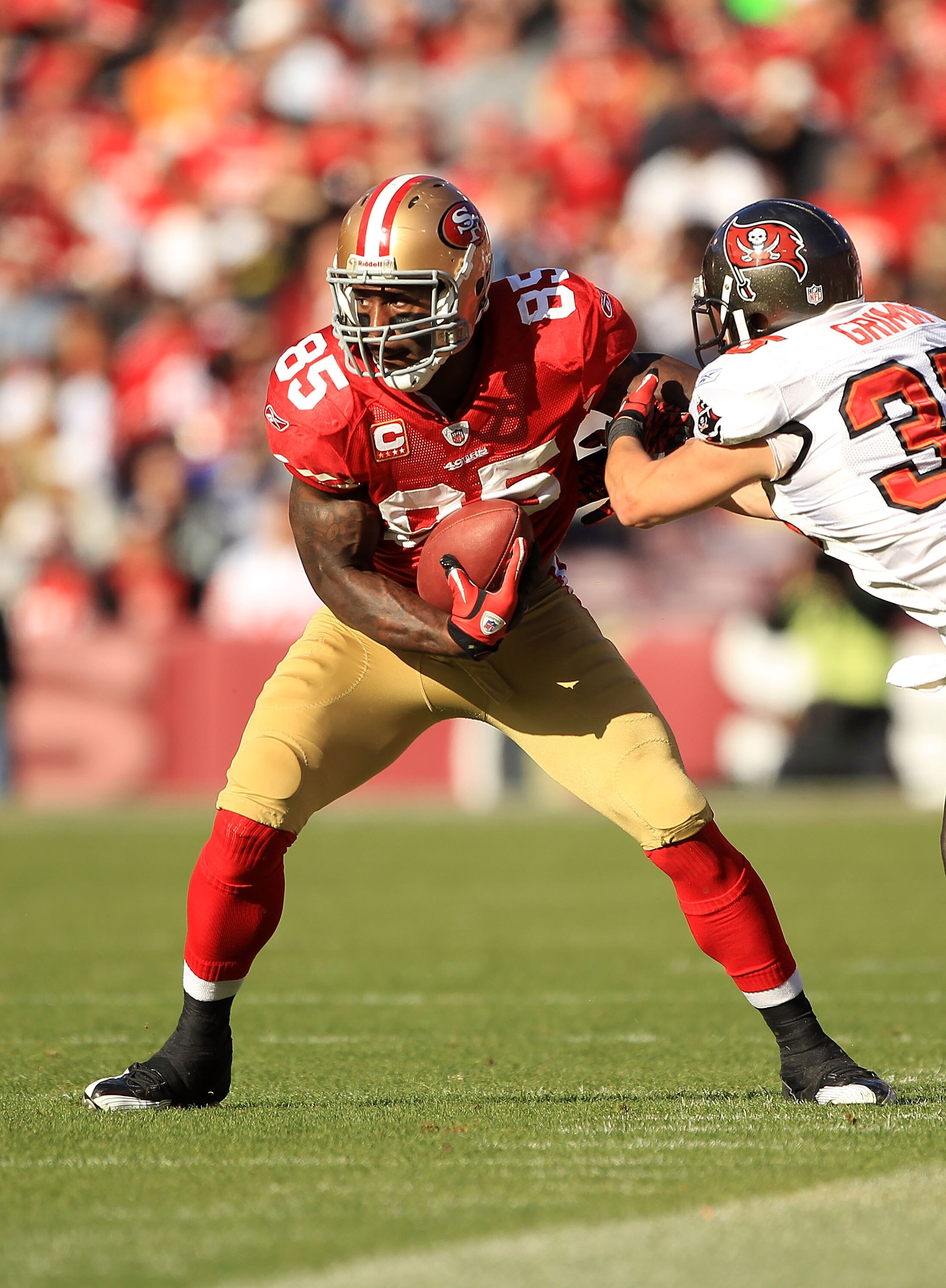 SAN FRANCISCO - NOVEMBER 21:  Vernon Davis #85 of the San Francisco 49ers in action against the Tampa Bay Buccaneers at Candlestick Park on November 21, 2010 in San Francisco, California.  (Photo by Ezra Shaw/Getty Images)