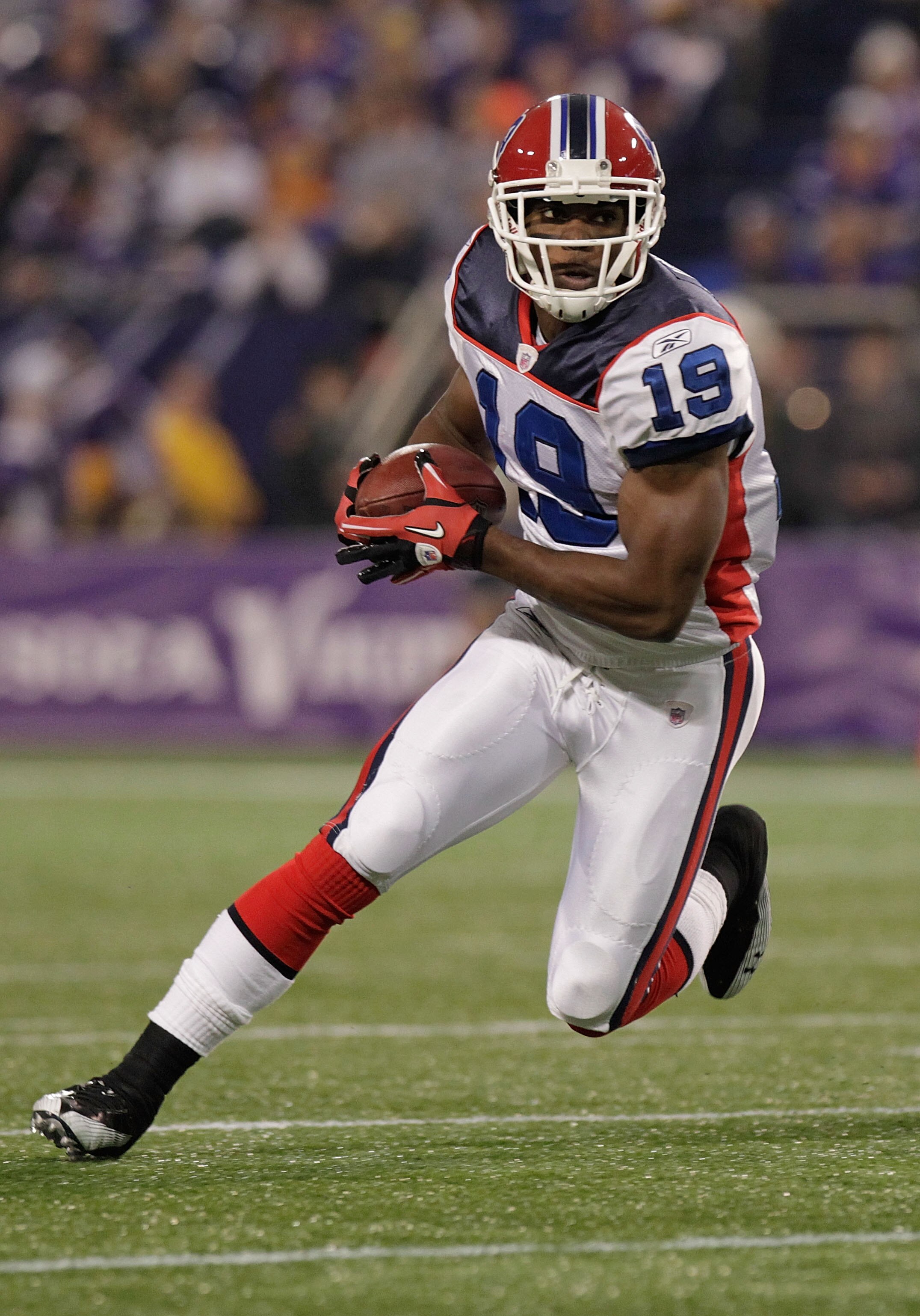MINNEAPOLIS, MN - DECEMBER 05:  Donald Jones #19 of the Buffalo Bills rushes against the Minnesota Vikings at the Mall of America Field at the Hubert H. Humphrey Metrodome on December 5, 2010 in Minneapolis, Minnesota.  (Photo by Nick Laham/Getty Images)