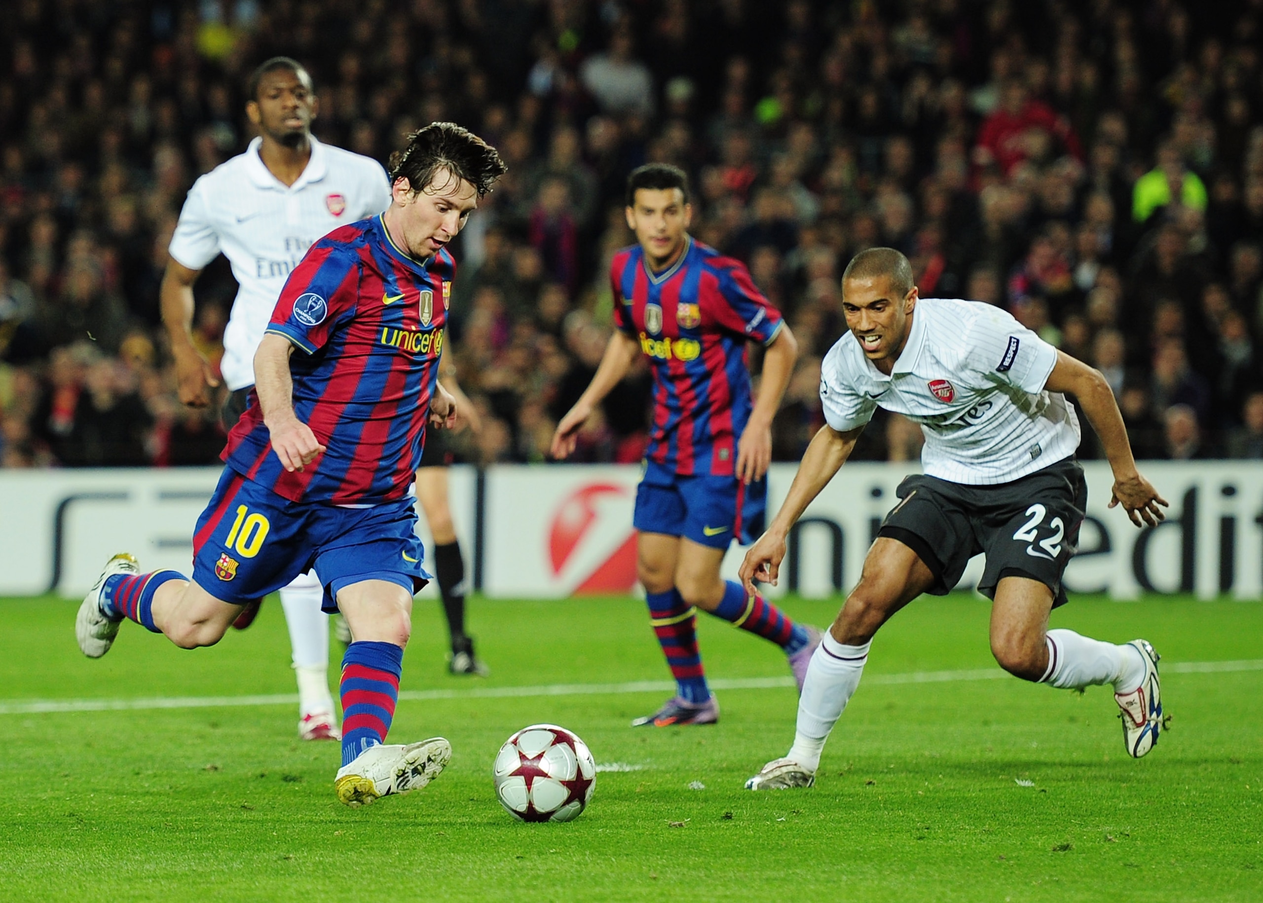 BARCELONA, SPAIN - APRIL 06:  Lionel Messi of Barcelona dribbles the ball before scoring his second goal during the UEFA Champions League quarter final second leg match between Barcelona and Arsenal at Camp Nou on April 6, 2010 in Barcelona, Spain.  (Phot