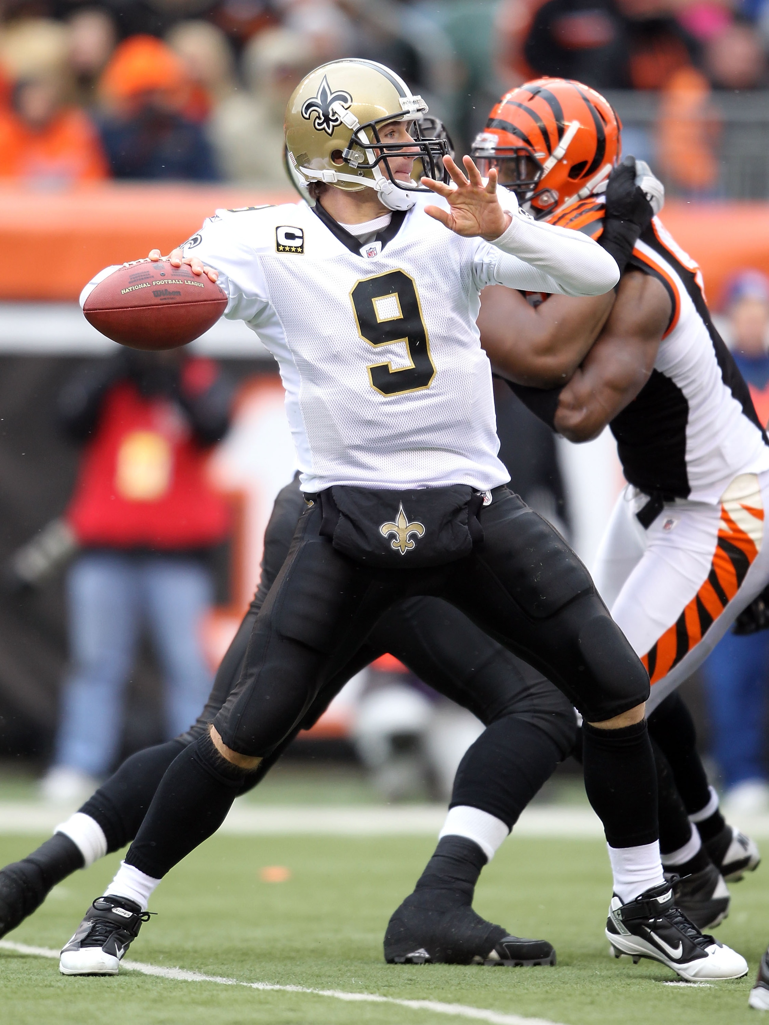 CINCINNATI, OH - DECEMBER 05:  Dree Brees #9 of the New Orleans Saints throws a pass during the NFL game against the Cincinnati Bengals at Paul Brown Stadium on December 5, 2010 in Cincinnati, Ohio.  The Saints won 34-30.  (Photo by Andy Lyons/Getty Image