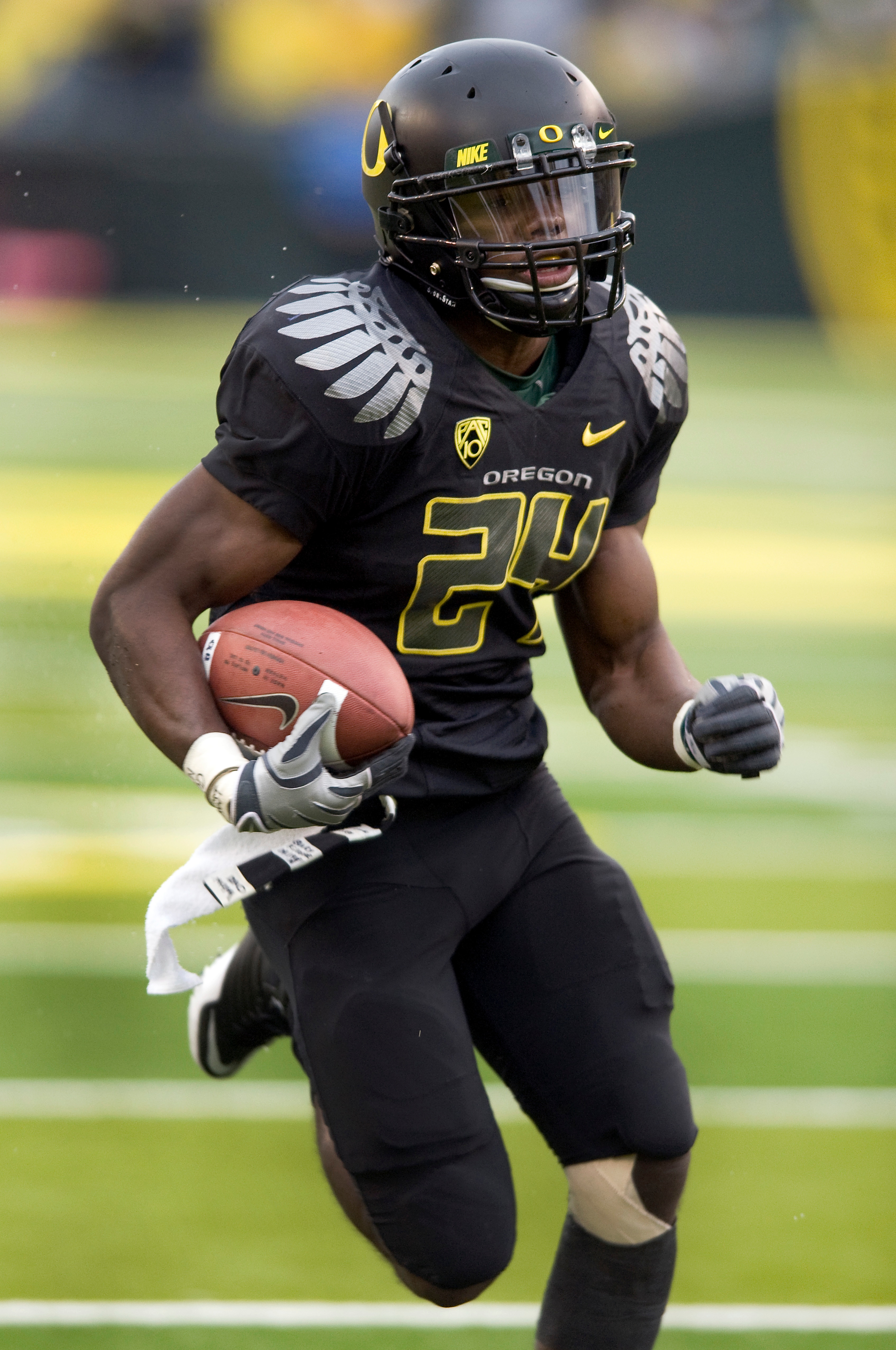 EUGENE, OR - NOVEMBER 6: Running back Kenjon Barner #24 of the Oregon Ducks run s with the ball in the fourth quarter of the game against the Washington Huskies at Autzen Stadium on November 6, 2010 in Eugene, Oregon. The Ducks won the game 53-16. (Photo