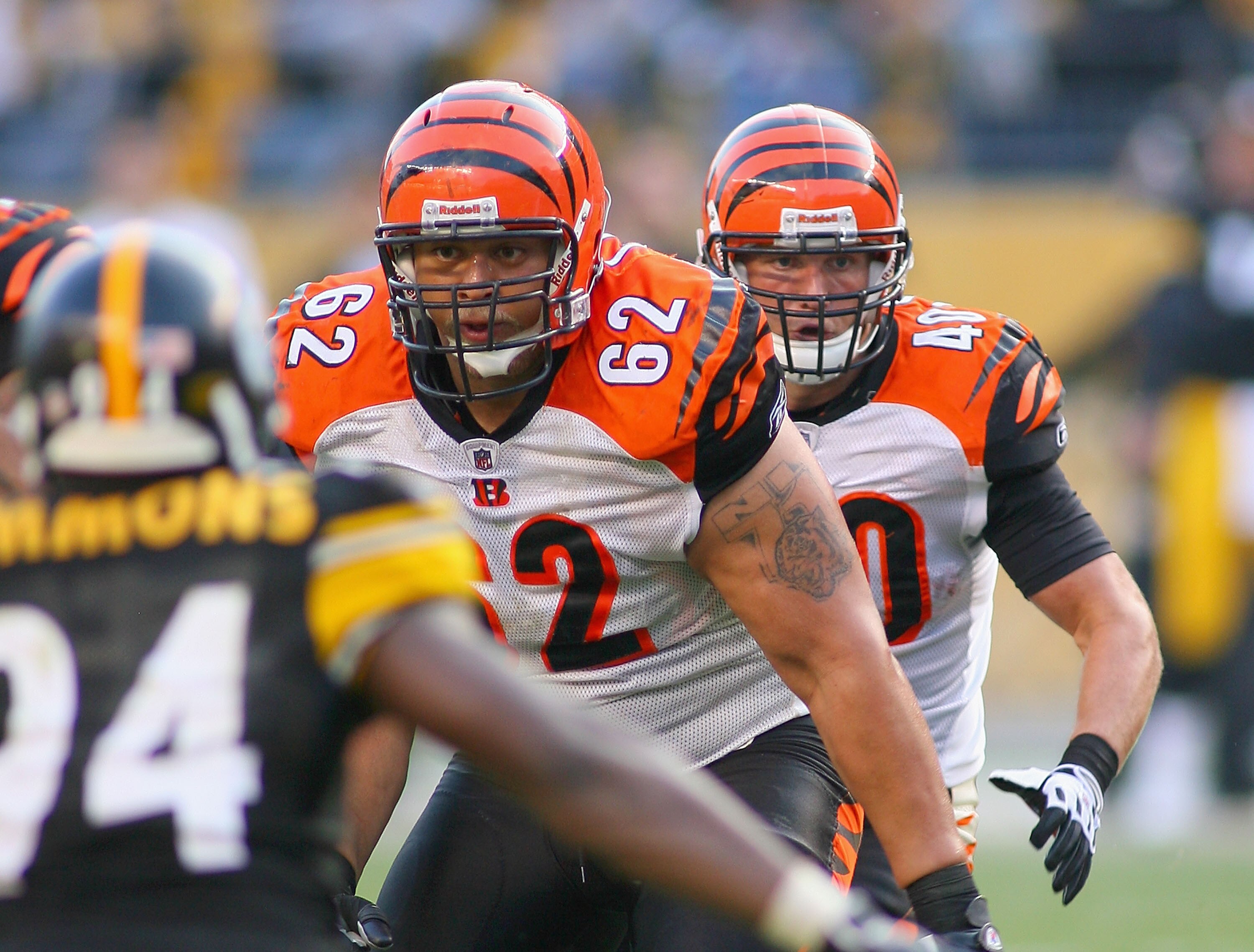 PITTSBURGH - NOVEMBER 15: Nate Livings #62  of the Cincinnati Bengals lead blocks for Brian Leonard #40 against the Pittsburgh Steelers at Heinz Field on November 15, 2009 in Pittsburgh, Pennsylvania.  The Bengals won 18-12.(Photo by Rick Stewart/Getty Im