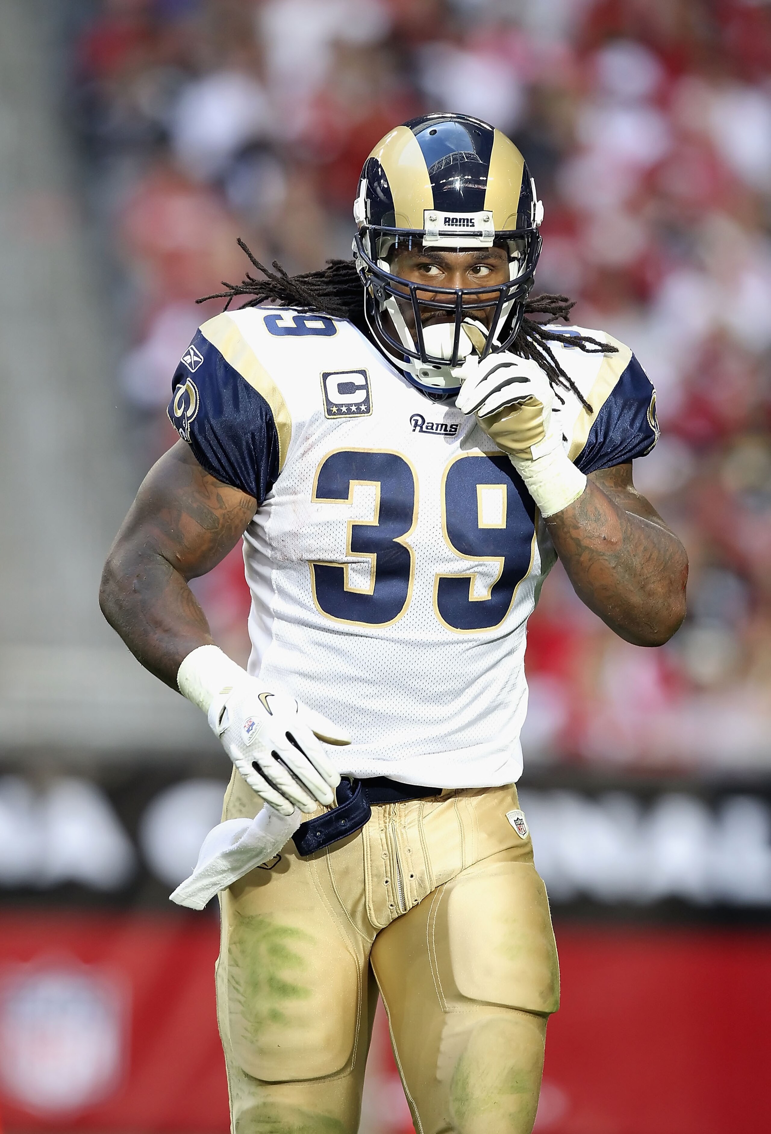 GLENDALE, AZ - DECEMBER 05:  Runningback Steven Jackson #39 of the St. Louis Rams walks off the field during the NFL game against the Arizona Cardinals at the University of Phoenix Stadium on December 5, 2010 in Glendale, Arizona. The Rams defeated the Ca