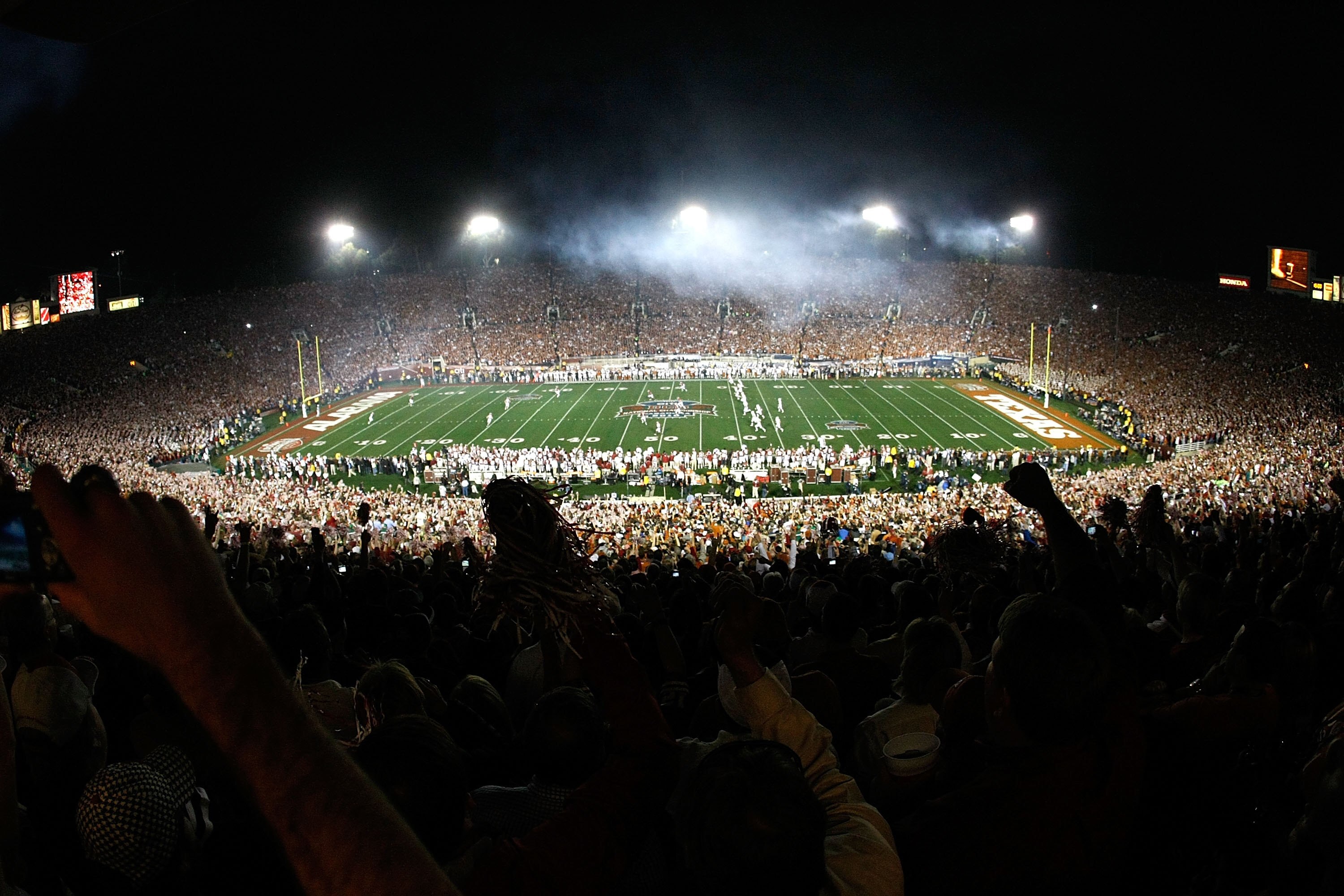 PASADENA, CA - JANUARY 07: A general view of the opening kickoff between the Texas Longhorns and the Alabama Crimson Tide in the Citi BCS National Championship game at the Rose Bowl on January 7, 2010 in Pasadena, California. (Photo by Jeff Gross/Getty PASADENA, CA - JANUARY 07: A general view of the opening kickoff between the Texas Longhorns and the Alabama Crimson Tide in the Citi BCS National Championship game at the Rose Bowl on January 7, 2010 in Pasadena, California. (Photo by Jeff Gross/Getty