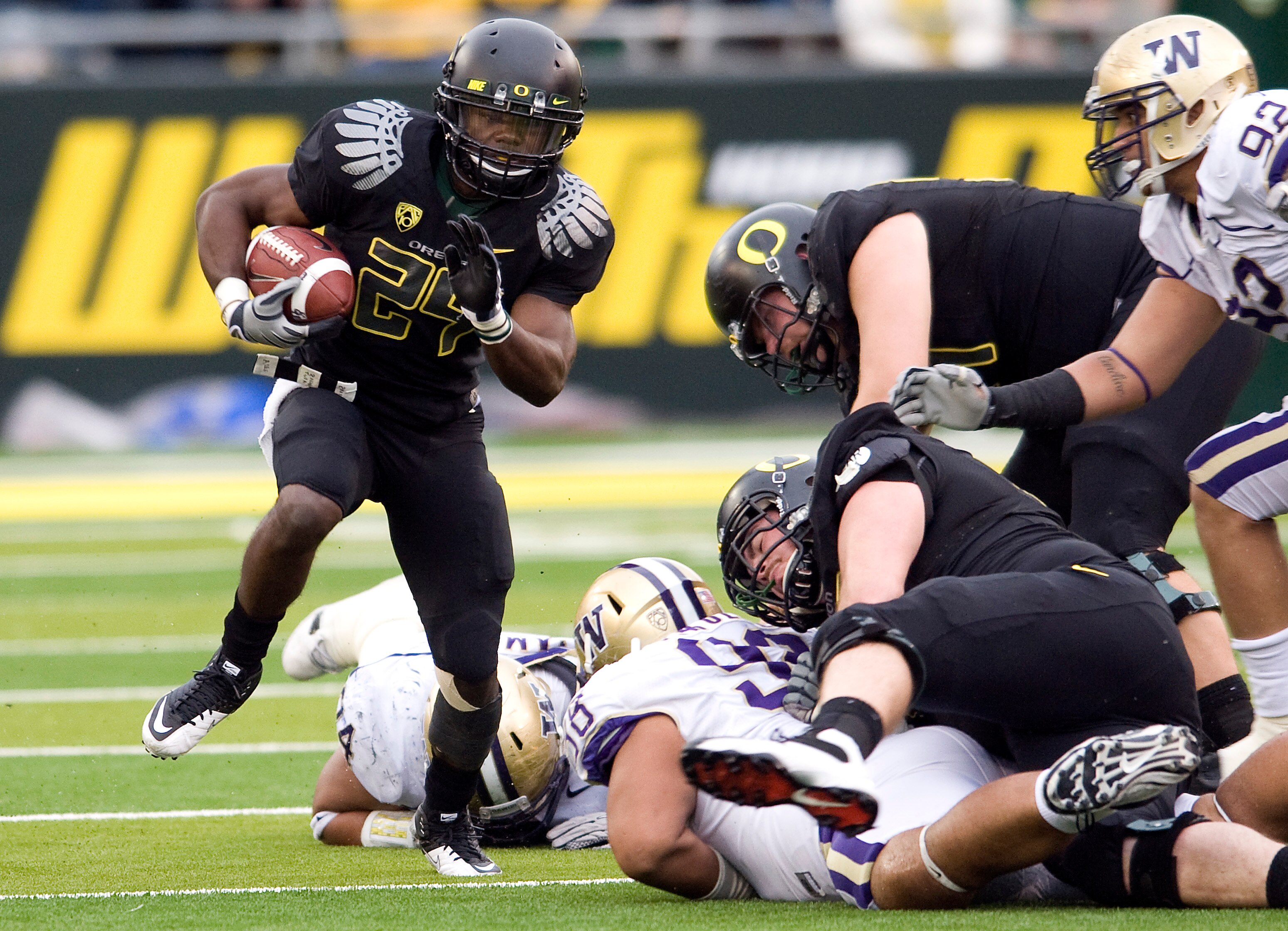 EUGENE, OR - NOVEMBER 6: Running back Kenjon Barner #24 of the Oregon Ducks steps through a hole in the line in the fourth quarter of the game against the Washington Huskies at Autzen Stadium on November 6, 2010 in Eugene, Oregon. The Ducks won the game 5