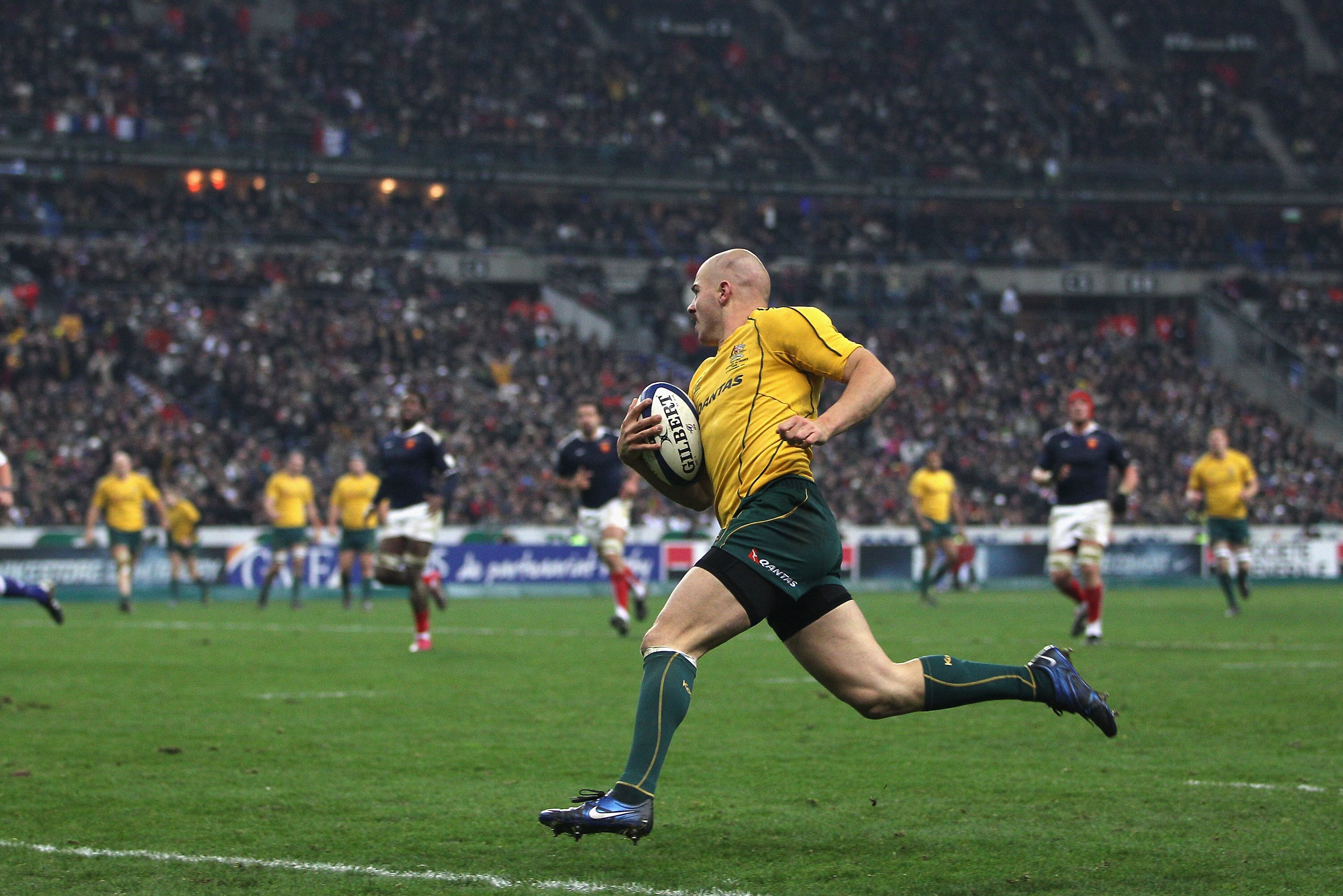 PARIS - NOVEMBER 27:  Drew Mitchell  of Australia on his way to scoring a try during the Test match between France and the Australian Wallabies at the Stade de France on November 27, 2010 in Paris.  (Photo by Michael Steele/Getty Images)