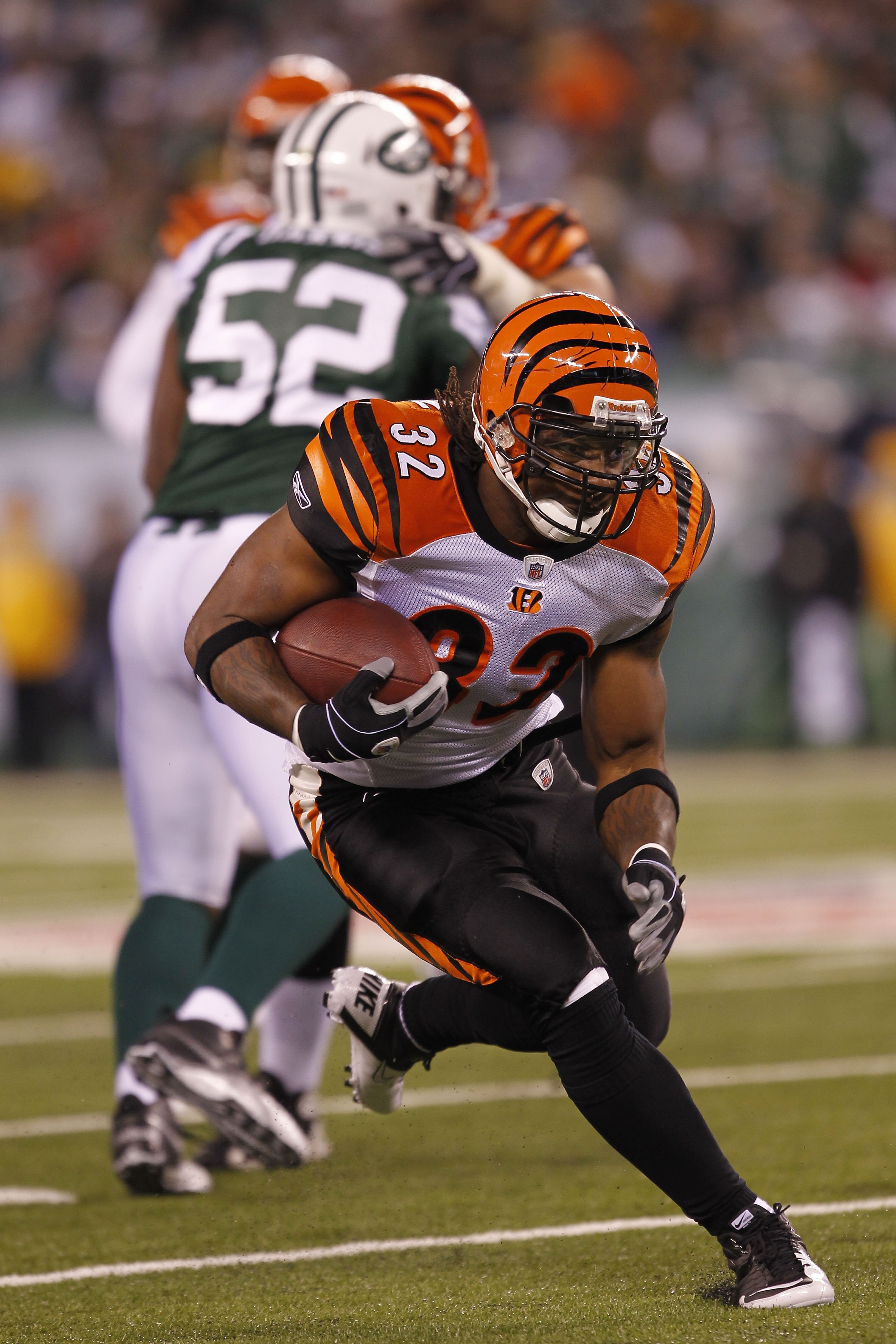 EAST RUTHERFORD, NJ - NOVEMBER 25: Cedric Benson #32 of the Cincinnati Bengals runs with the ball against the New York Jets at New Meadowlands Stadium on November 25, 2010 in East Rutherford, New Jersey. The Jets defeated the Bengals 26-10. (Photo by Ch EAST RUTHERFORD, NJ - NOVEMBER 25: Cedric Benson #32 of the Cincinnati Bengals runs with the ball against the New York Jets at New Meadowlands Stadium on November 25, 2010 in East Rutherford, New Jersey. The Jets defeated the Bengals 26-10. (Photo by Ch