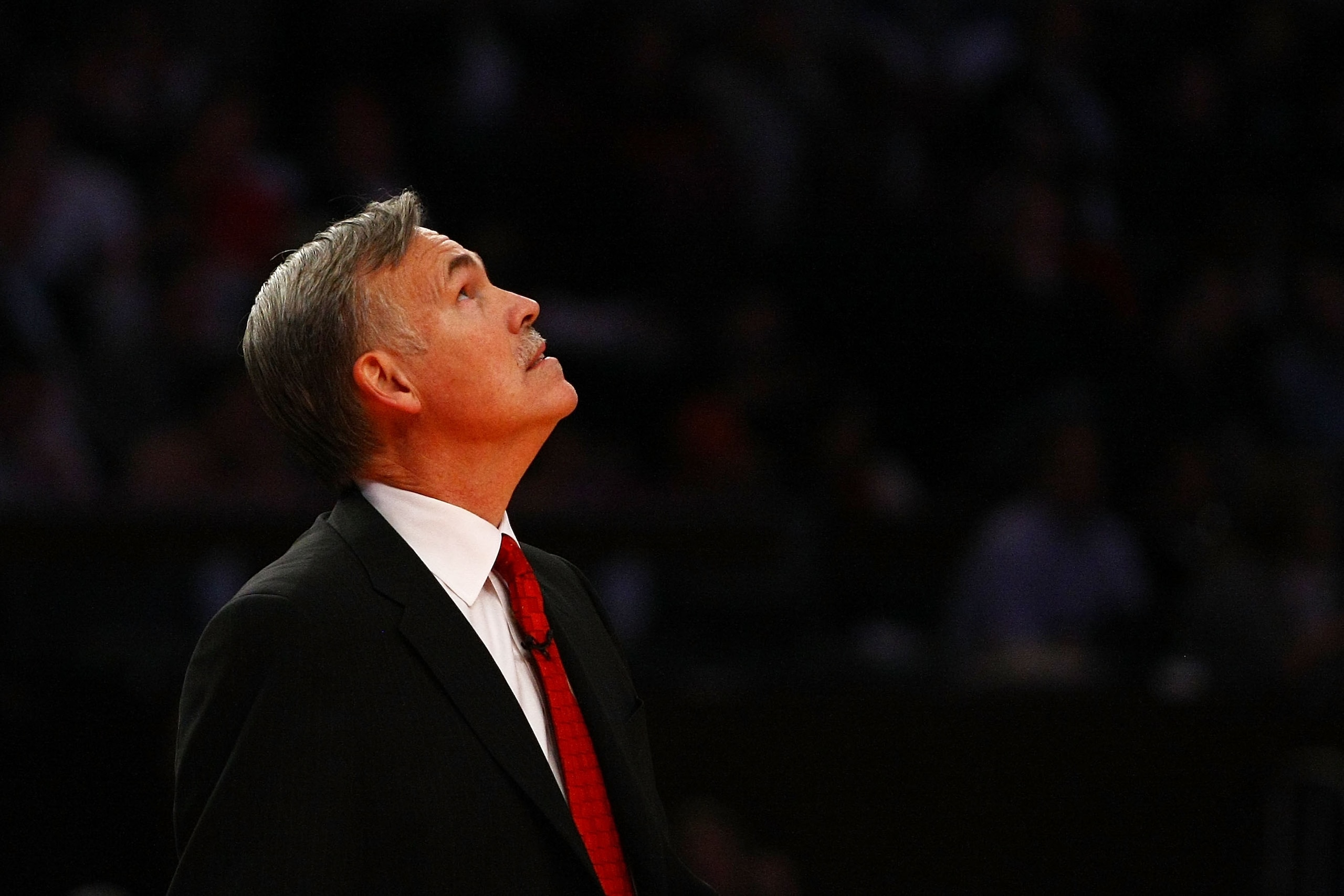 NEW YORK - NOVEMBER 06:  Head coach Mike D'Antoni of the New York Knicks checks the scoreboard after a basket by the Cleveland Cavaliers at Madison Square Garden November 6, 2009 in New York City. NOTE TO USER: User expressly acknowledges and agrees that,
