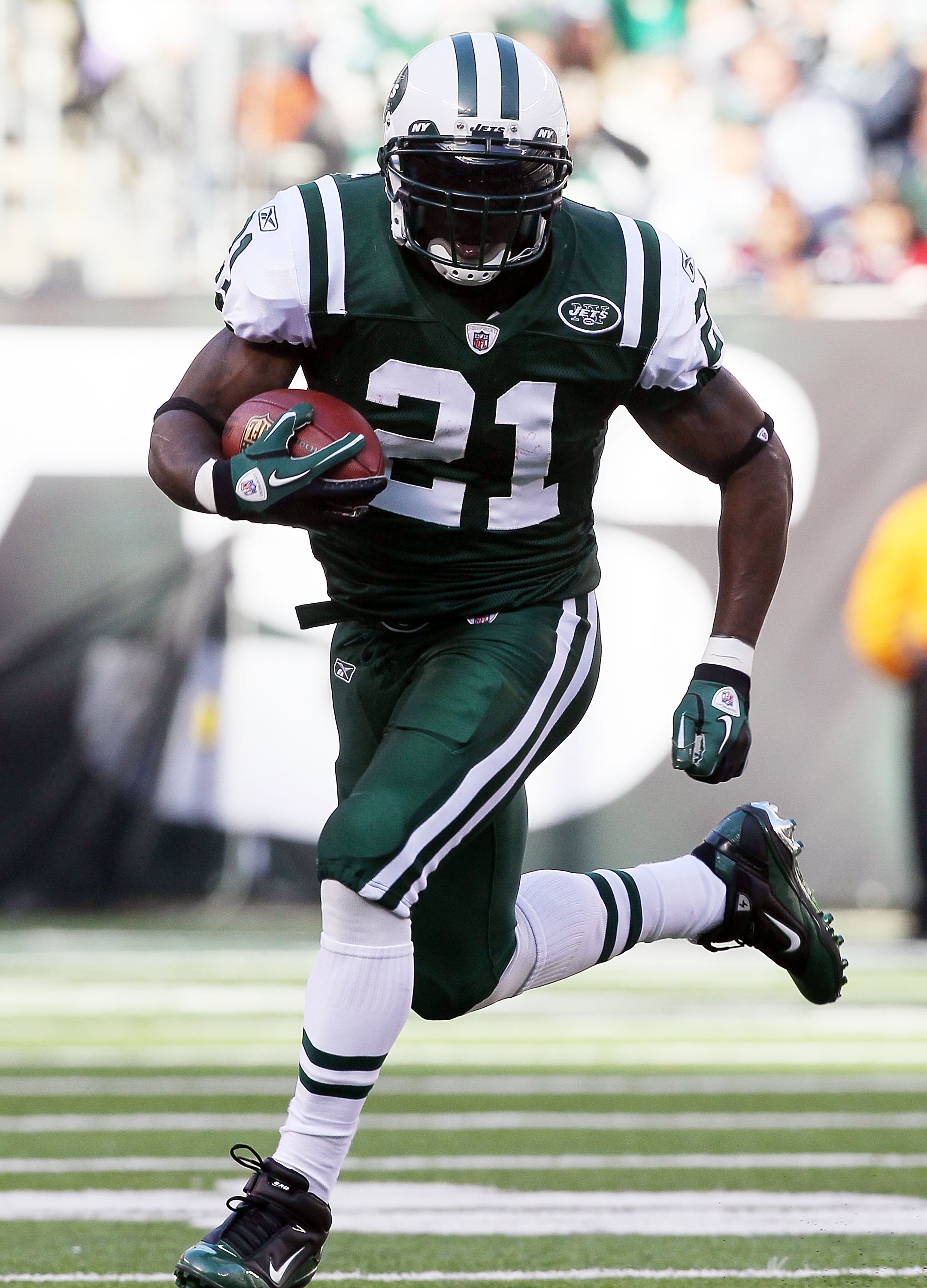 EAST RUTHERFORD, NJ - NOVEMBER 21: LaDainian Tomlinson #21 of the New York Jets runs against the Houston Texans on November 21, 2010 at the New Meadowlands Stadium in East Rutherford, New Jersey. (Photo by Jim McIsaac/Getty Images) EAST RUTHERFORD, NJ - NOVEMBER 21: LaDainian Tomlinson #21 of the New York Jets runs against the Houston Texans on November 21, 2010 at the New Meadowlands Stadium in East Rutherford, New Jersey. (Photo by Jim McIsaac/Getty Images)