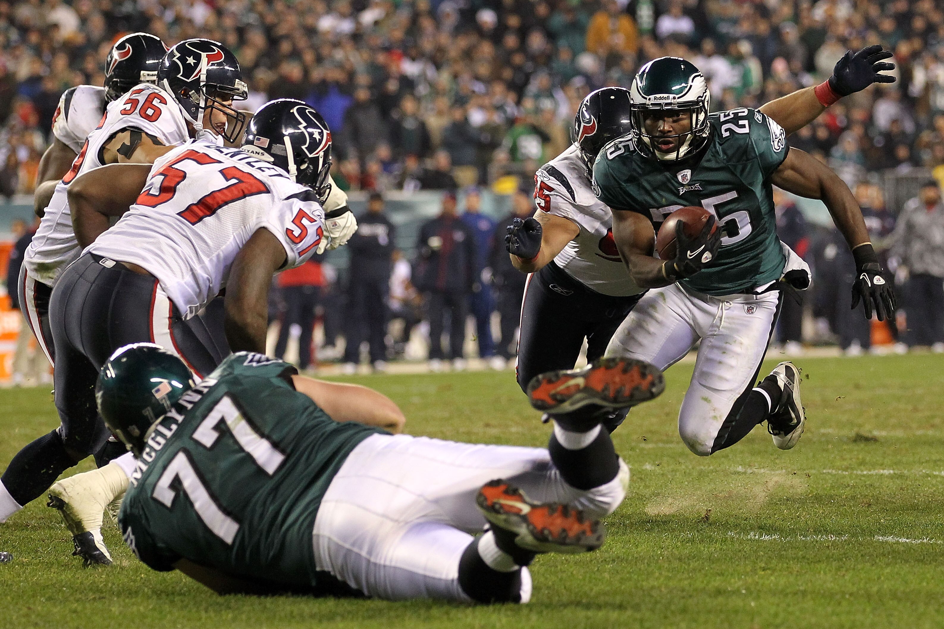 PHILADELPHIA, PA - DECEMBER 02: LeSean McCoy #25 of the Philadelphia Eagles runs the ball against the Houston Texans at Lincoln Financial Field on December 2, 2010 in Philadelphia, Pennsylvania. The Eagles won 34-24. (Photo by Al Bello/Getty Images) PHILADELPHIA, PA - DECEMBER 02: LeSean McCoy #25 of the Philadelphia Eagles runs the ball against the Houston Texans at Lincoln Financial Field on December 2, 2010 in Philadelphia, Pennsylvania. The Eagles won 34-24. (Photo by Al Bello/Getty Images)
