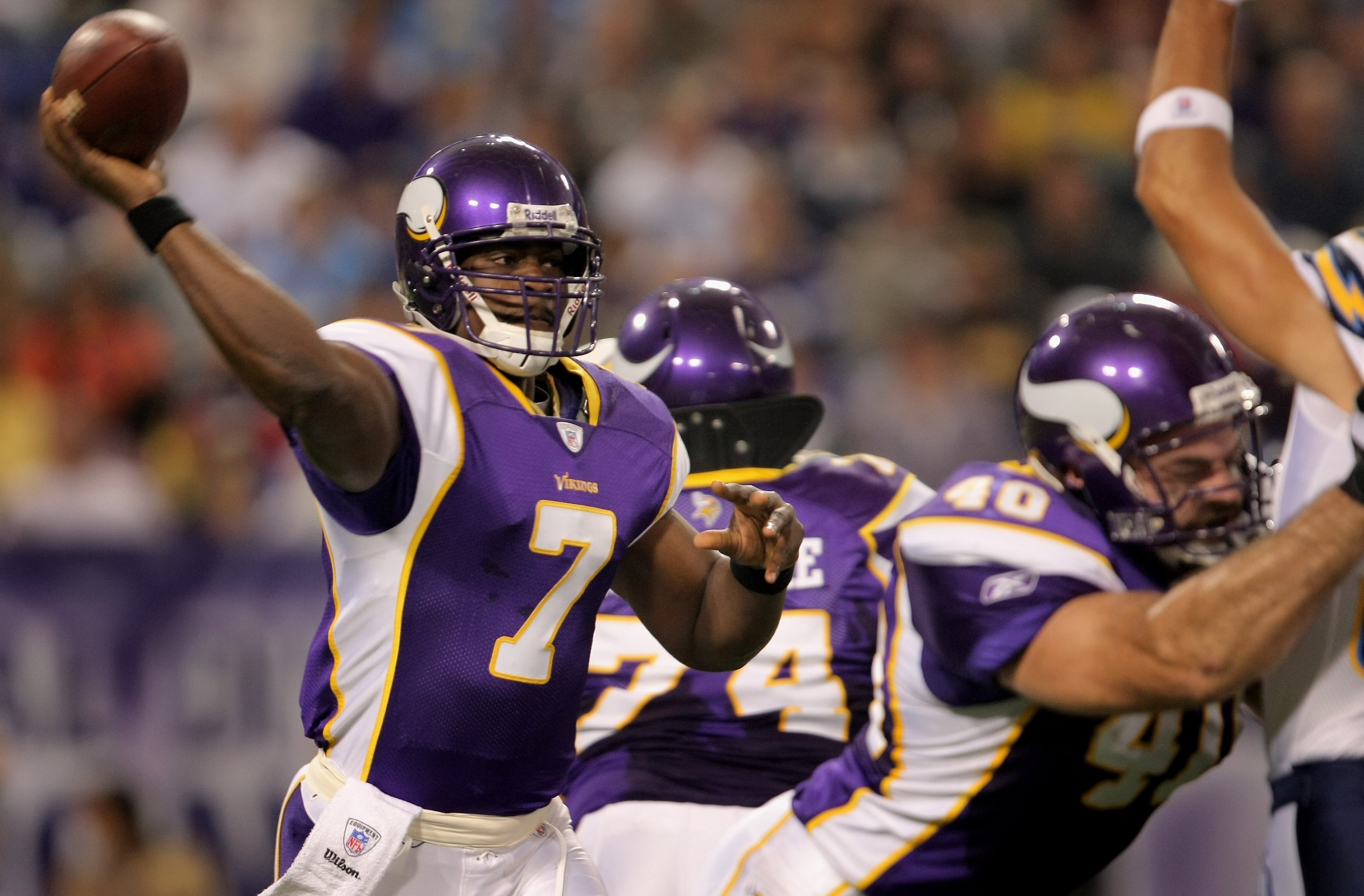 MINNEAPOLIS, MN - NOVEMBER 04:  Quarterback Tavaris Jackson #7 of the Minnesota Vikings drops delivers a pass against the San Diego Chargers at the Hubert H. Humphrey Metrodome on November 4, 2007 in Minneapolis, Minnesota. The Vikings defeated the Charge