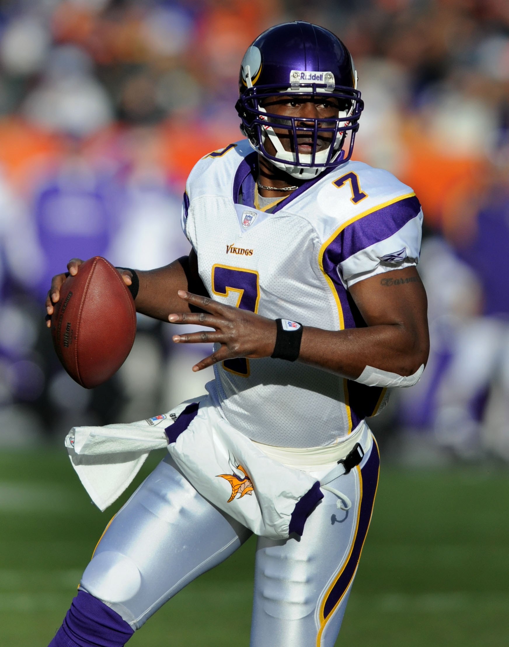 DENVER - DECEMBER 30:  Tavaris Jackson #7 of the Minnesota Vikings looks for an open receiver as he rolls out during the football game against the Denver Broncos at Invesco Field at Mile High on December 30, 2007 in Denver, Colorado.  (Photo by Steve Dyke