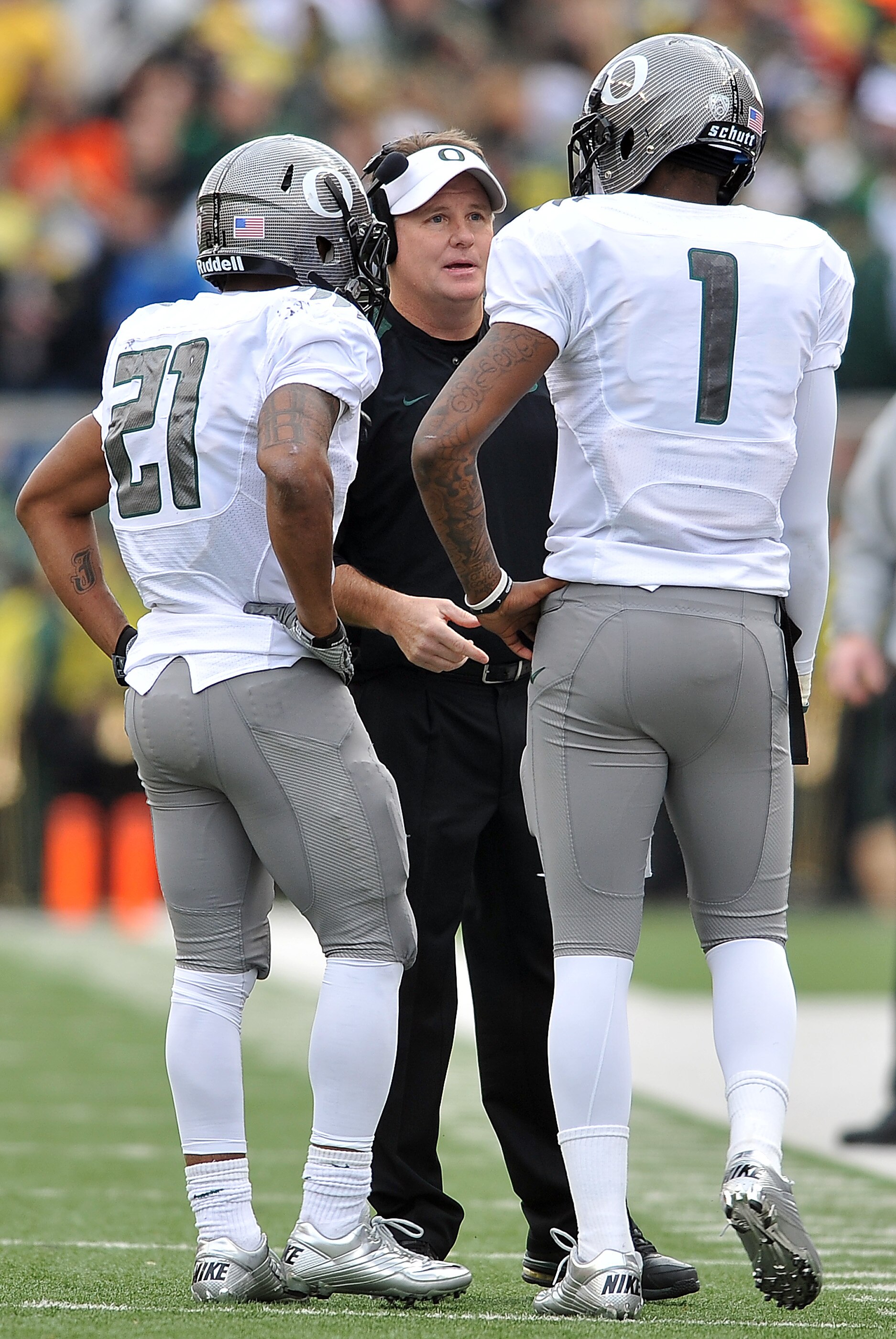 CORVALLIS, OR - DECEMBER 4: Head coach Chip Kelly speaks with quarterback Darron Thomas #1 and running back LaMichael James #21 of the Oregon Ducksin the second quarter of the game against the the Oregon State Beavers at Reser Stadium on December 4, 2010
