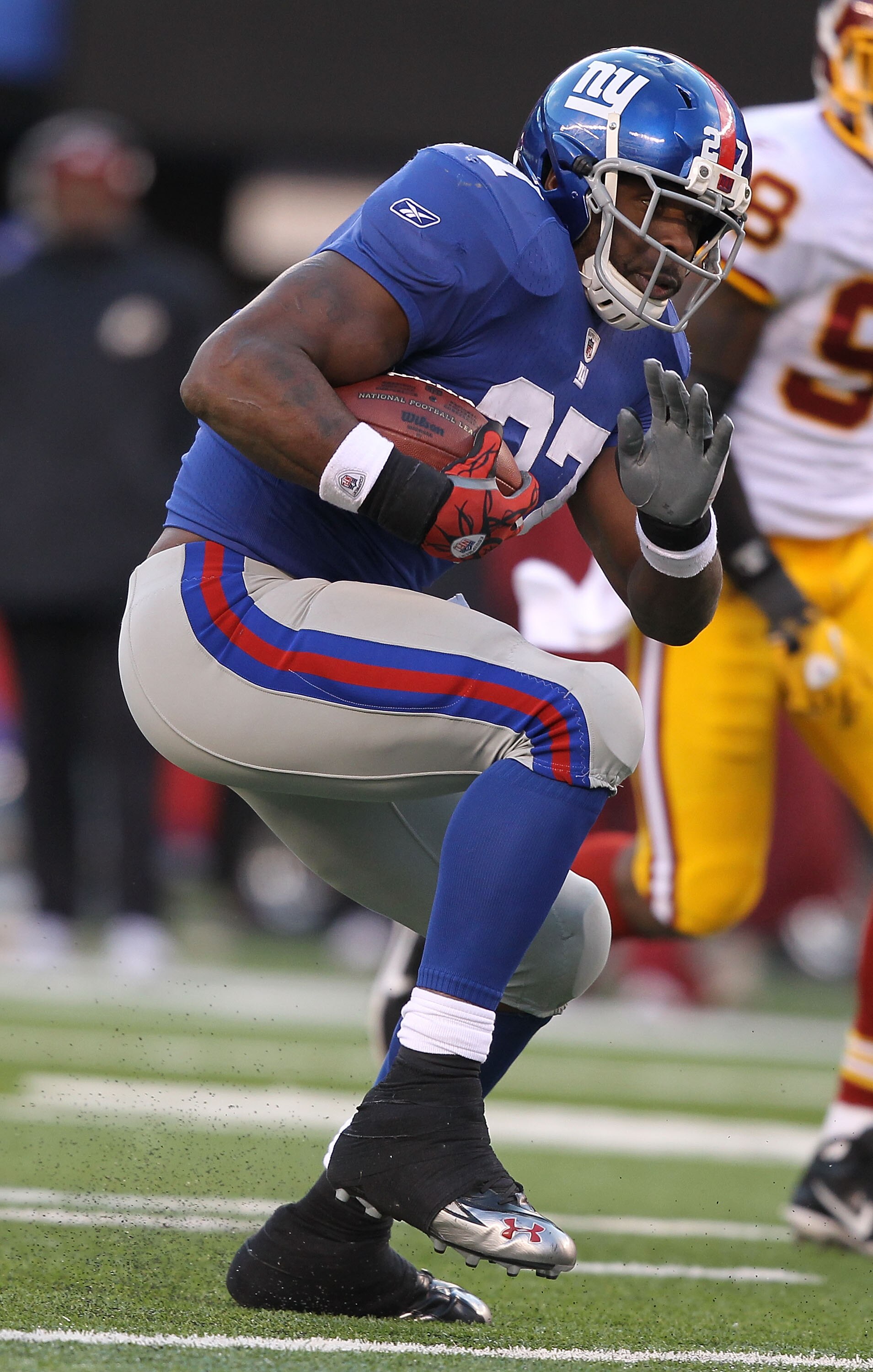 EAST RUTHERFORD, NJ - DECEMBER 05:  Brandon Jacobs #27 of the New York Giantsin action against the Washington Redskins during their game on December 5, 2010 at The New Meadowlands Stadium in East Rutherford, New Jersey.  (Photo by Al Bello/Getty Images)