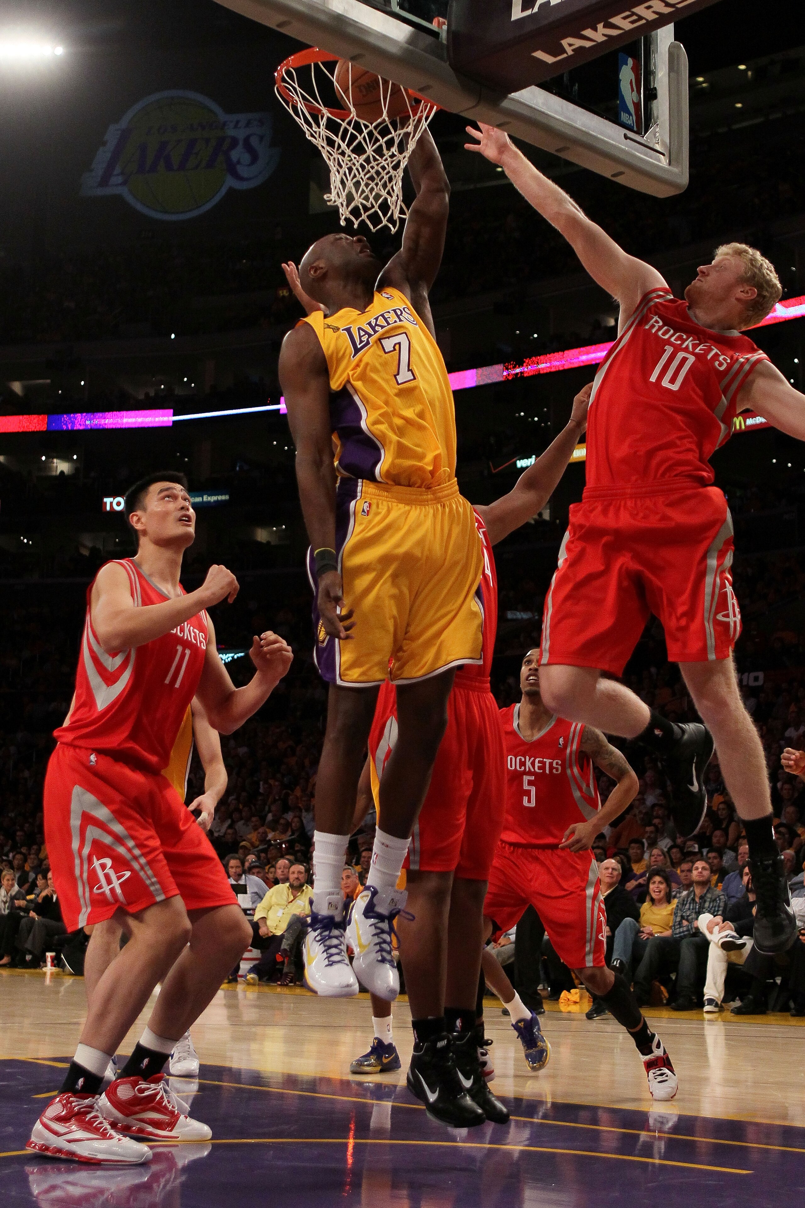 LOS ANGELES, CA - OCTOBER 26:  Lamar Odom #7 of the Los Angeles Lakers dunks the ball against the Houston Rockets during their opening night game at Staples Center on October 26, 2010 in Los Angeles, California. NOTE TO USER: User expressly acknowledges a