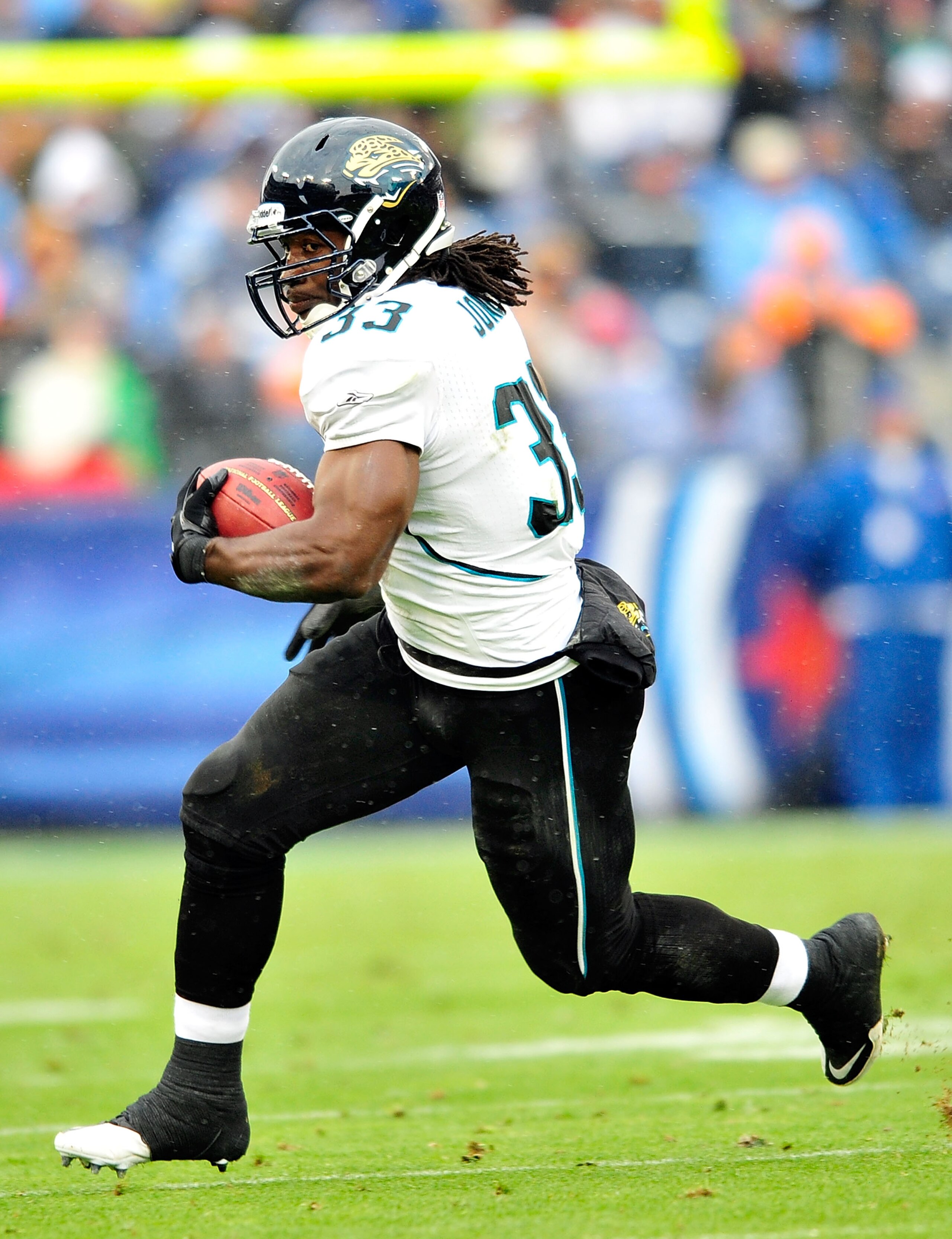 NASHVILLE, TN - DECEMBER 05:  Maurice Jones-Drew #32 of the Jacksonville Jaguars runs against the Tennessee Titans  during the first half at LP Field on December 5, 2010 in Nashville, Tennessee.  (Photo by Grant Halverson/Getty Images)