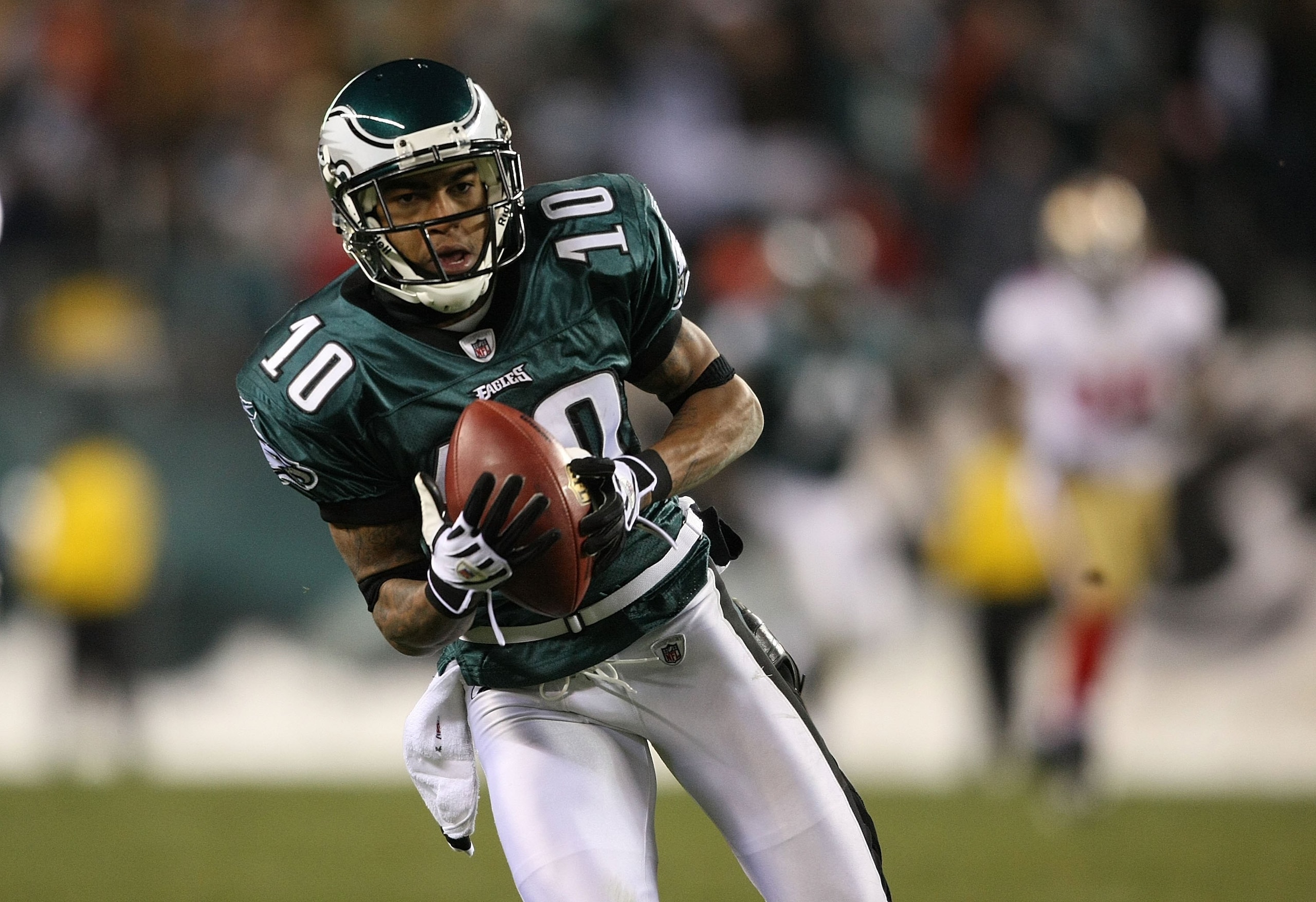 PHILADELPHIA - DECEMBER 20:  DeSean Jackson #10 of the Philadelphia Eagles runs on a 57 yard reception against the San Francisco 49ers at Lincoln Financial Field on December 20, 2009 in Philadelphia, Pennsylvania.  (Photo by Nick Laham/Getty Images)