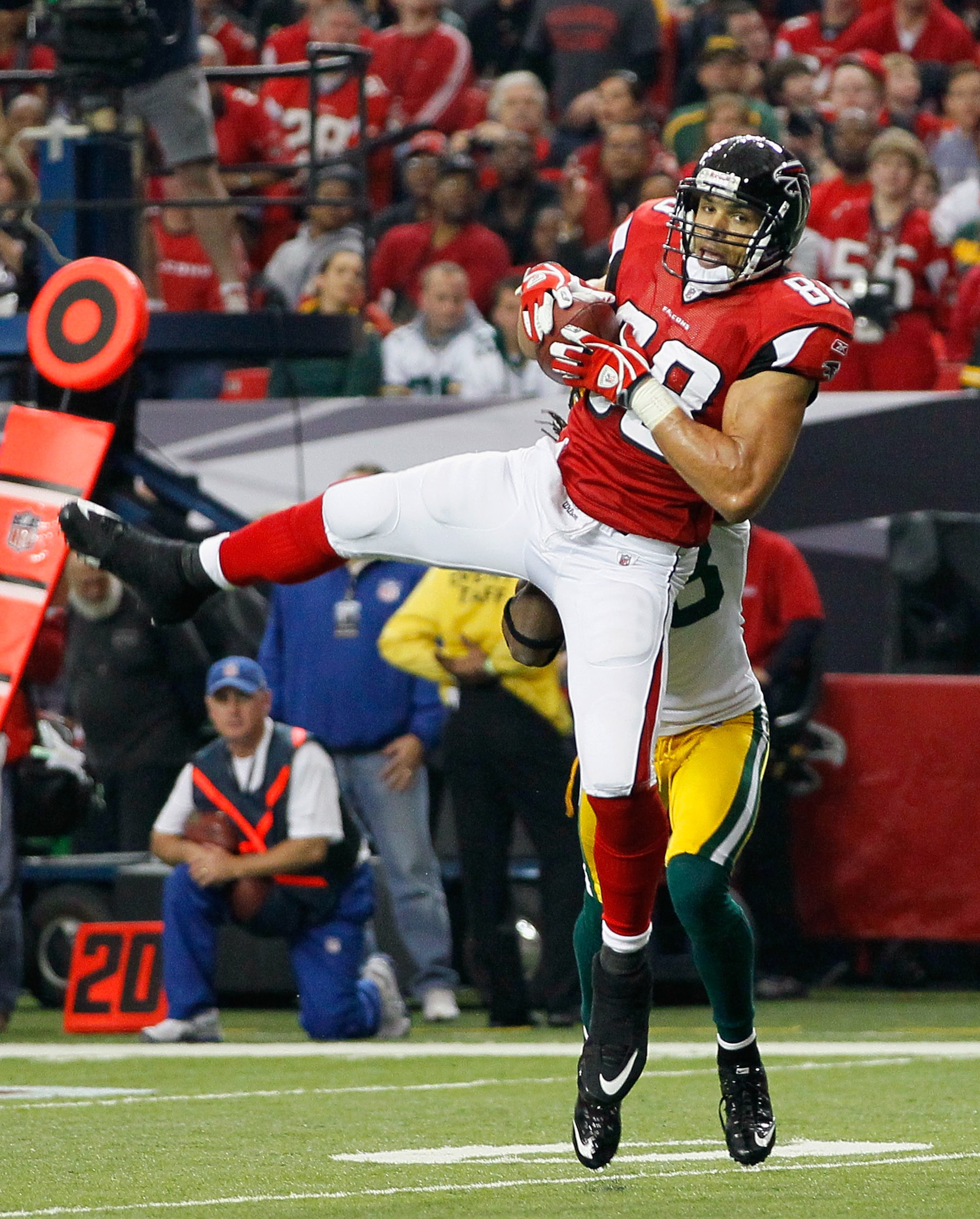 ATLANTA - NOVEMBER 28:  Tony Gonzalez #88 of the Atlanta Falcons pulls in this reception against Tramon Williams #38 of the Green Bay Packers at Georgia Dome on November 28, 2010 in Atlanta, Georgia.  (Photo by Kevin C. Cox/Getty Images)