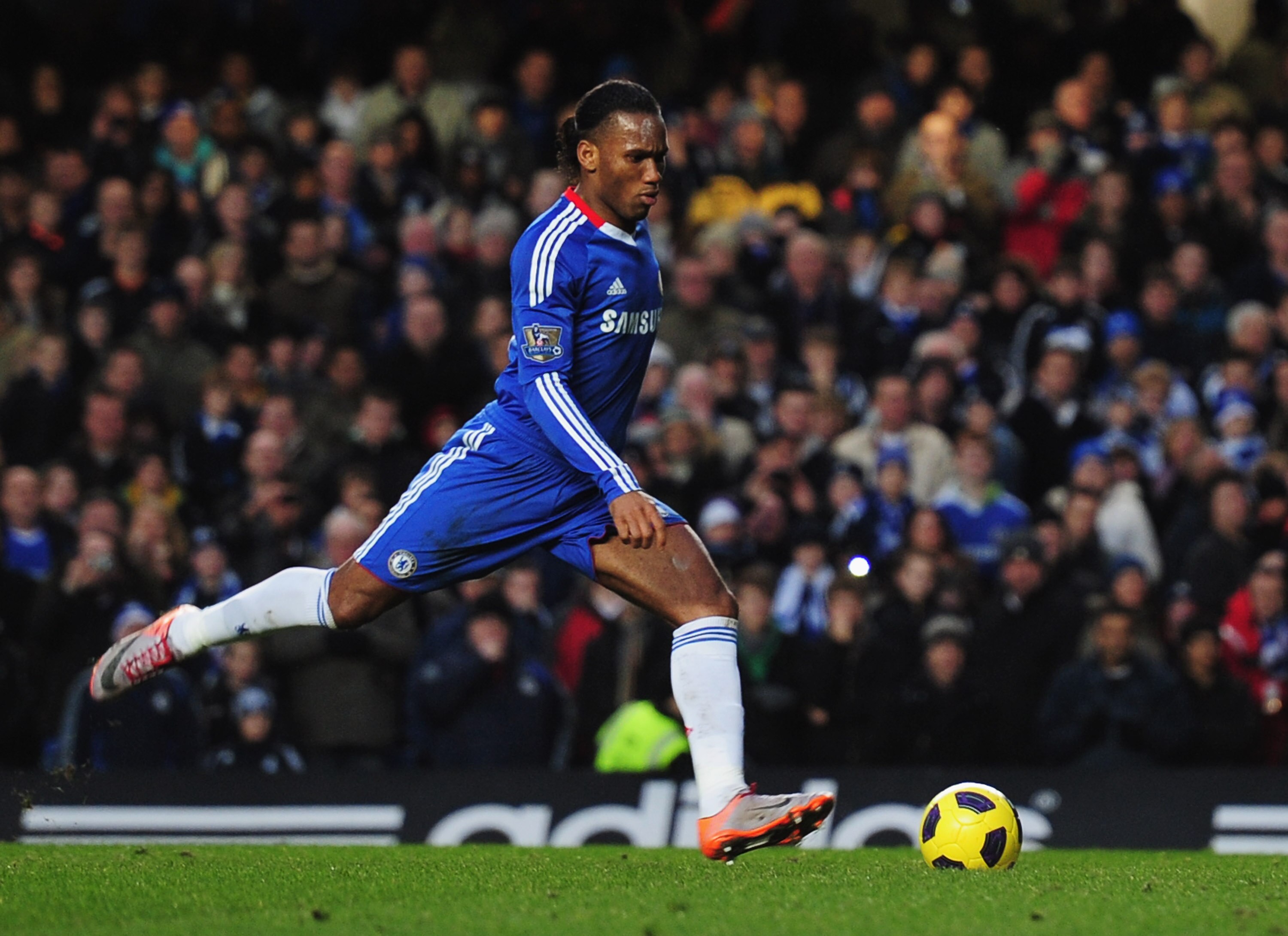 LONDON, ENGLAND - DECEMBER 04:  Didier Drogba of Chelsea scores their first goal from the penalty spot during the Barclays Premier League match between Chelsea and Everton at Stamford Bridge on December 4, 2010 in London, England.  (Photo by Shaun Botteri