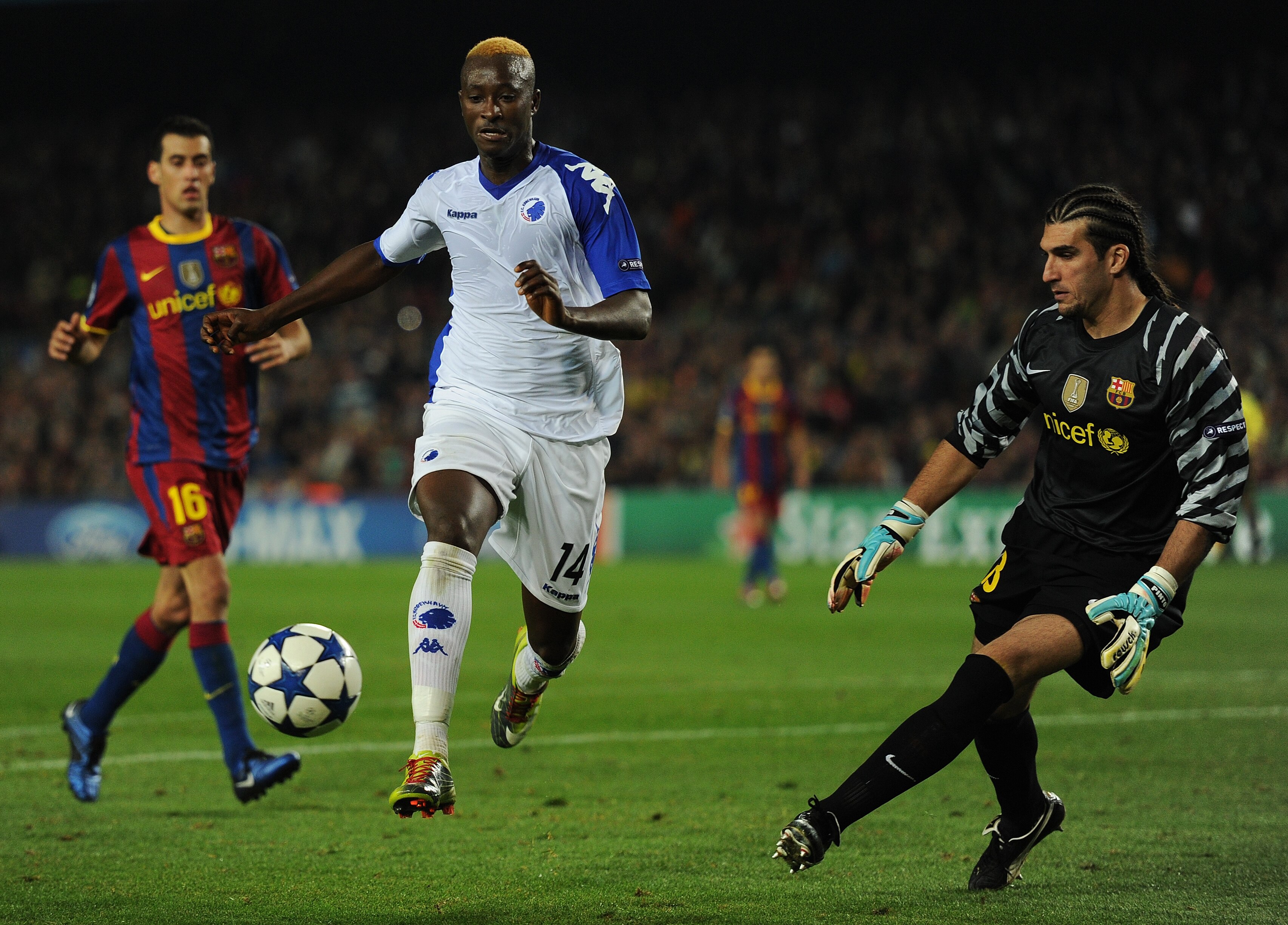 BARCELONA, SPAIN - OCTOBER 20:  Dame N'Doye (L) of FC Copenhagen tries to score past goalkeeper Jose Pinto of Barcelona during the UEFA Champions League group D match between Barcelona and FC Copenhagen at the Camp Nou stadium on October 20, 2010 in Barce