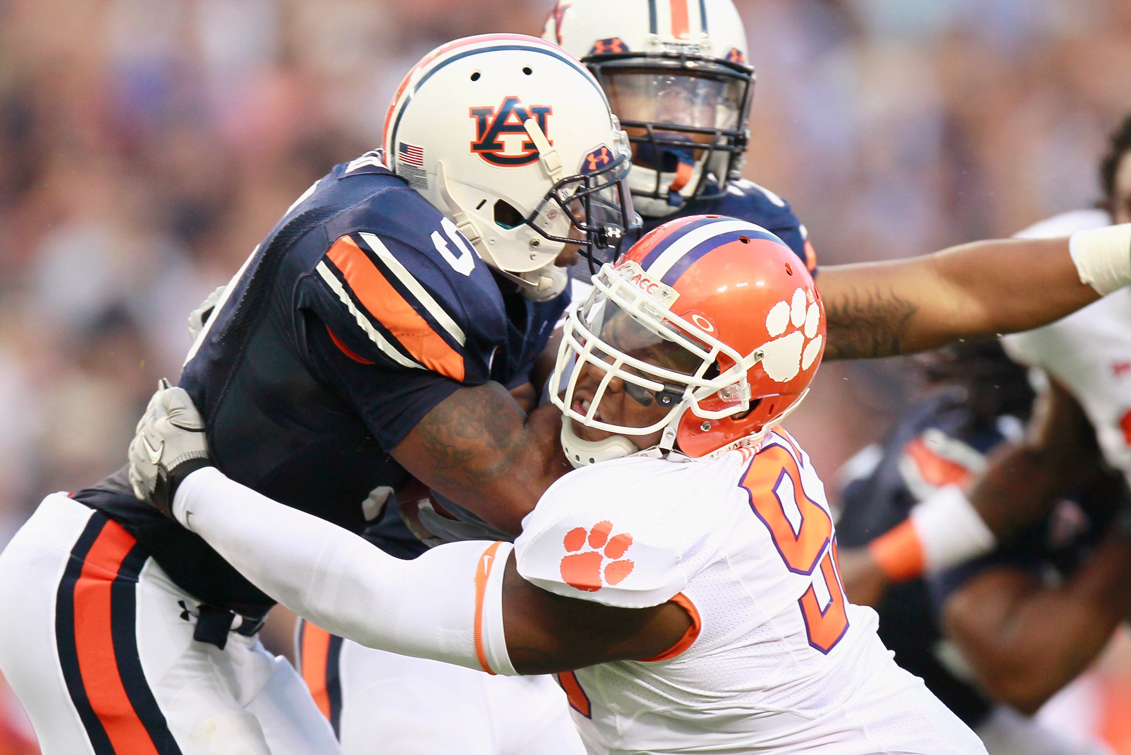 AUBURN, AL - SEPTEMBER 18: Michael Dyer #5 of the Auburn Tigers against Da'Quan Bowers #93 of the Clemson Tigers at Jordan-Hare Stadium on September 18, 2010 in Auburn, Alabama. (Photo by Kevin C. Cox/Getty Images) AUBURN, AL - SEPTEMBER 18: Michael Dyer #5 of the Auburn Tigers against Da'Quan Bowers #93 of the Clemson Tigers at Jordan-Hare Stadium on September 18, 2010 in Auburn, Alabama. (Photo by Kevin C. Cox/Getty Images)