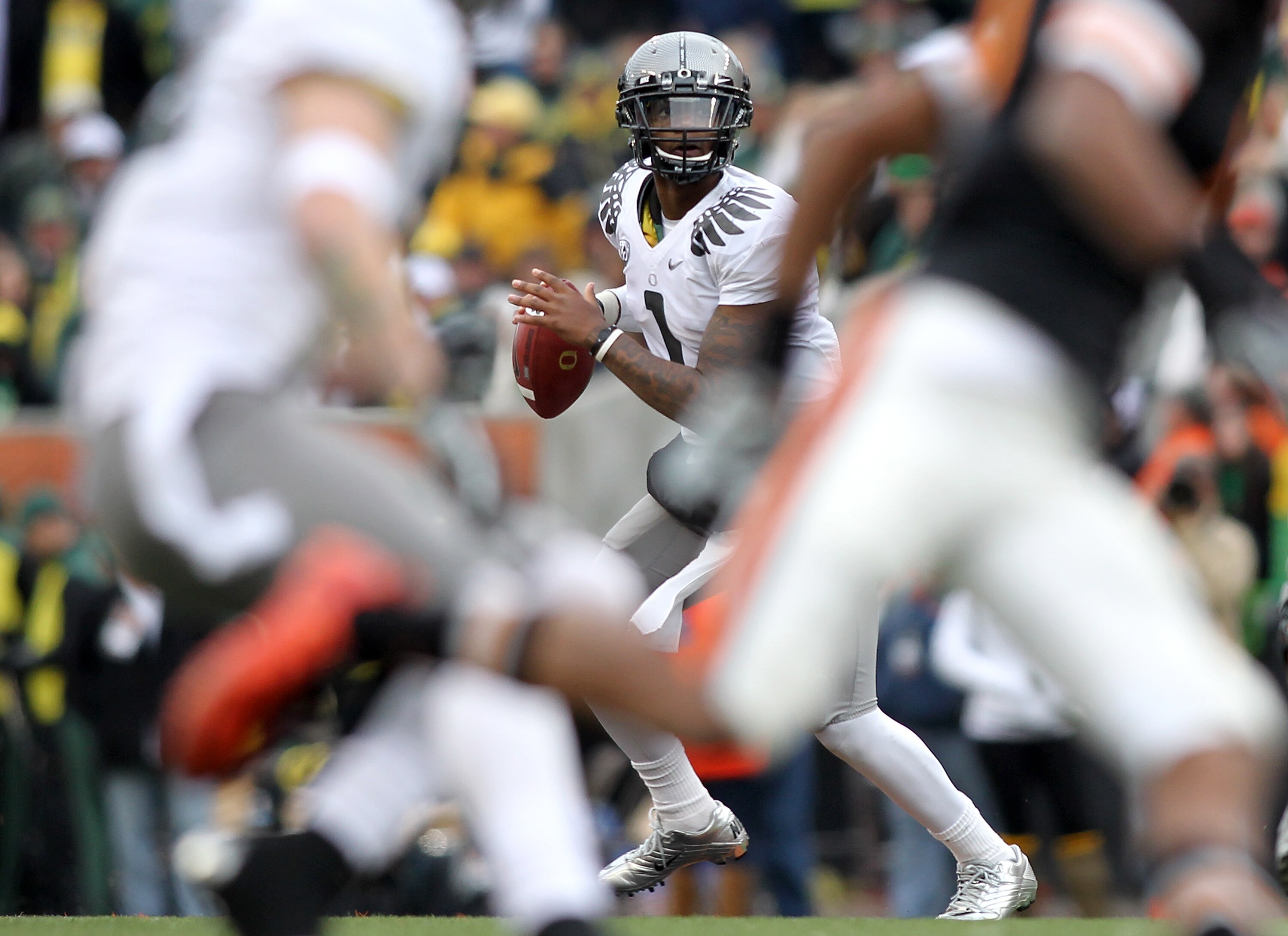 CORVALLIS, OR - DECEMBER 04:  Darron Thomas #1 of the Oregon Ducks looks to pass against the Oregon State Beavers during the 114th Civil War on December 4, 2010 at the Reser Stadium in Corvallis, Oregon.  (Photo by Jonathan Ferrey/Getty Images)