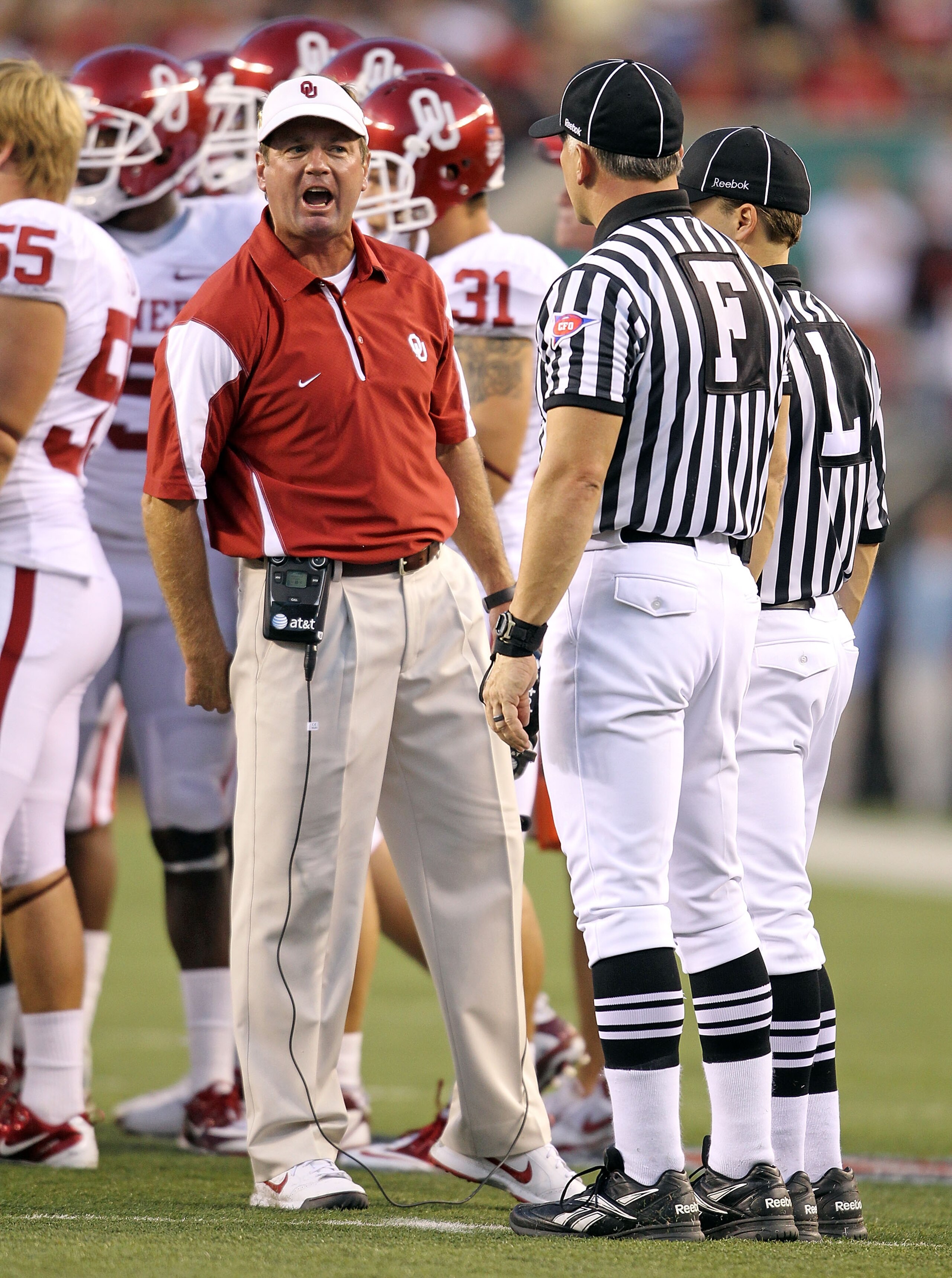 CINCINNATI - SEPTEMBER 25: Bob Stoops the Head Coach of the Oklahoma Sooners has a few words for the game officals during the game against the Cincinnati Bearcats at Paul Brown Stadium on September 25, 2010 in Cincinnati, Ohio.  (Photo by Andy Lyons/Getty