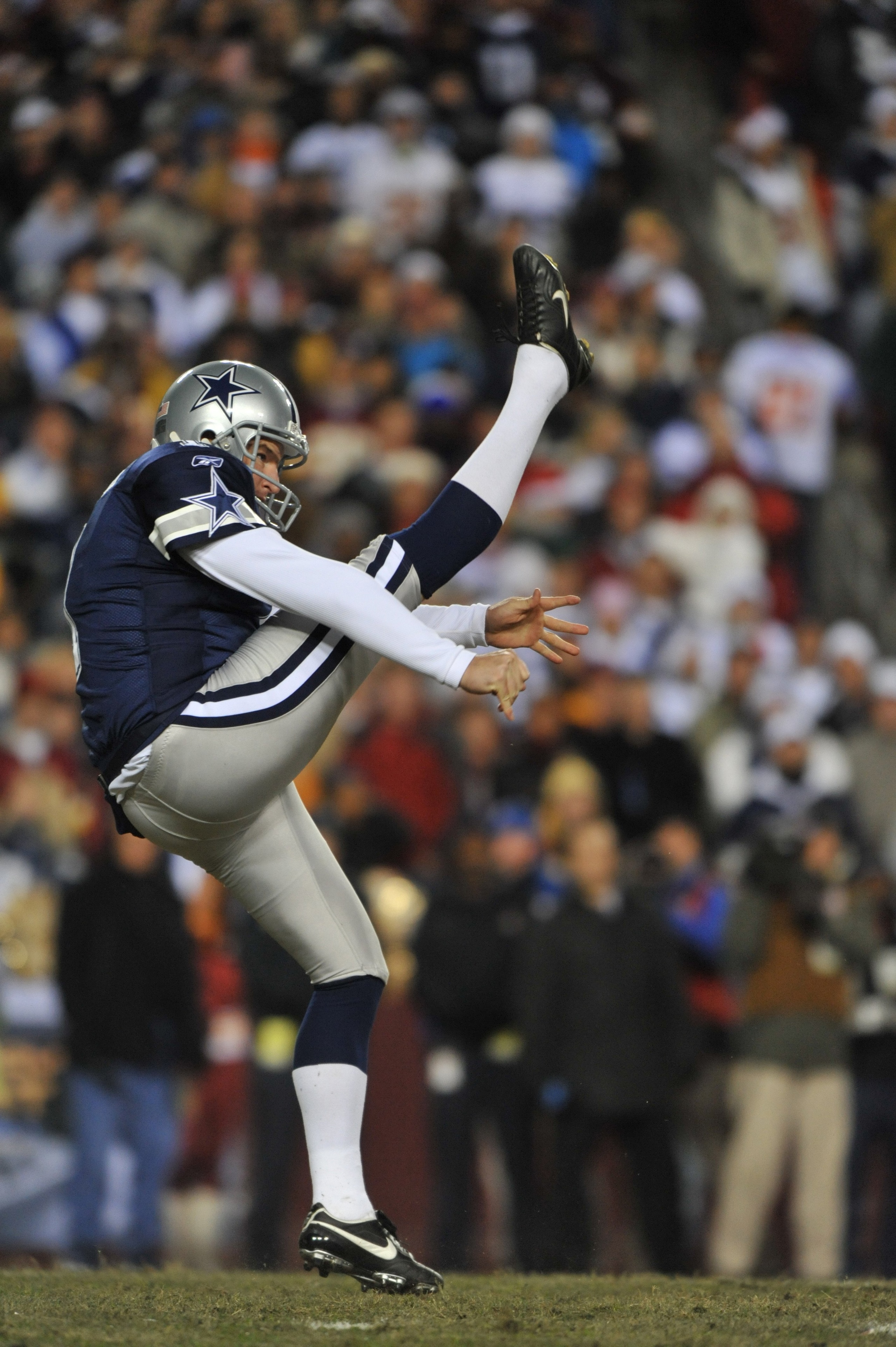 LANDOVER, MD - DECEMBER 27:  Mat McBriar #1 of the Dallas Cowboys punts against the Washington Redskins at FedExField on December 27, 2009 in Landover, Maryland. The Cowboys defeated the Redskins 17-0. (Photo by Larry French/Getty Images)