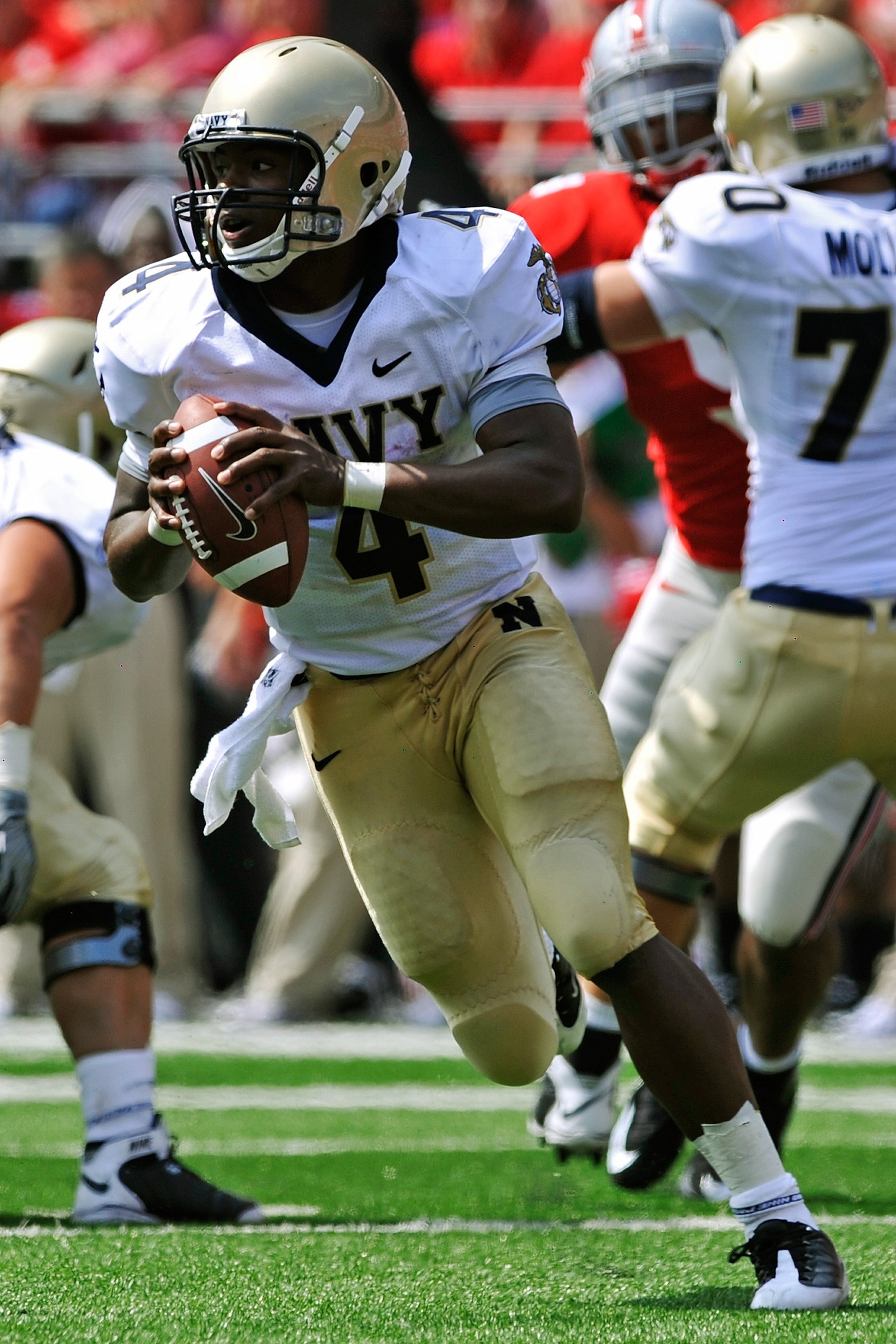 COLUMBUS, OH - SEPTEMBER 05:  Quarterback Ricky Dobbs #4 of the Navy Midshipmen runs with the ball against the Ohio State Buckeyes at Ohio Stadium on September 5, 2009 in Columbus, Ohio.  (Photo by Jamie Sabau/Getty Images)