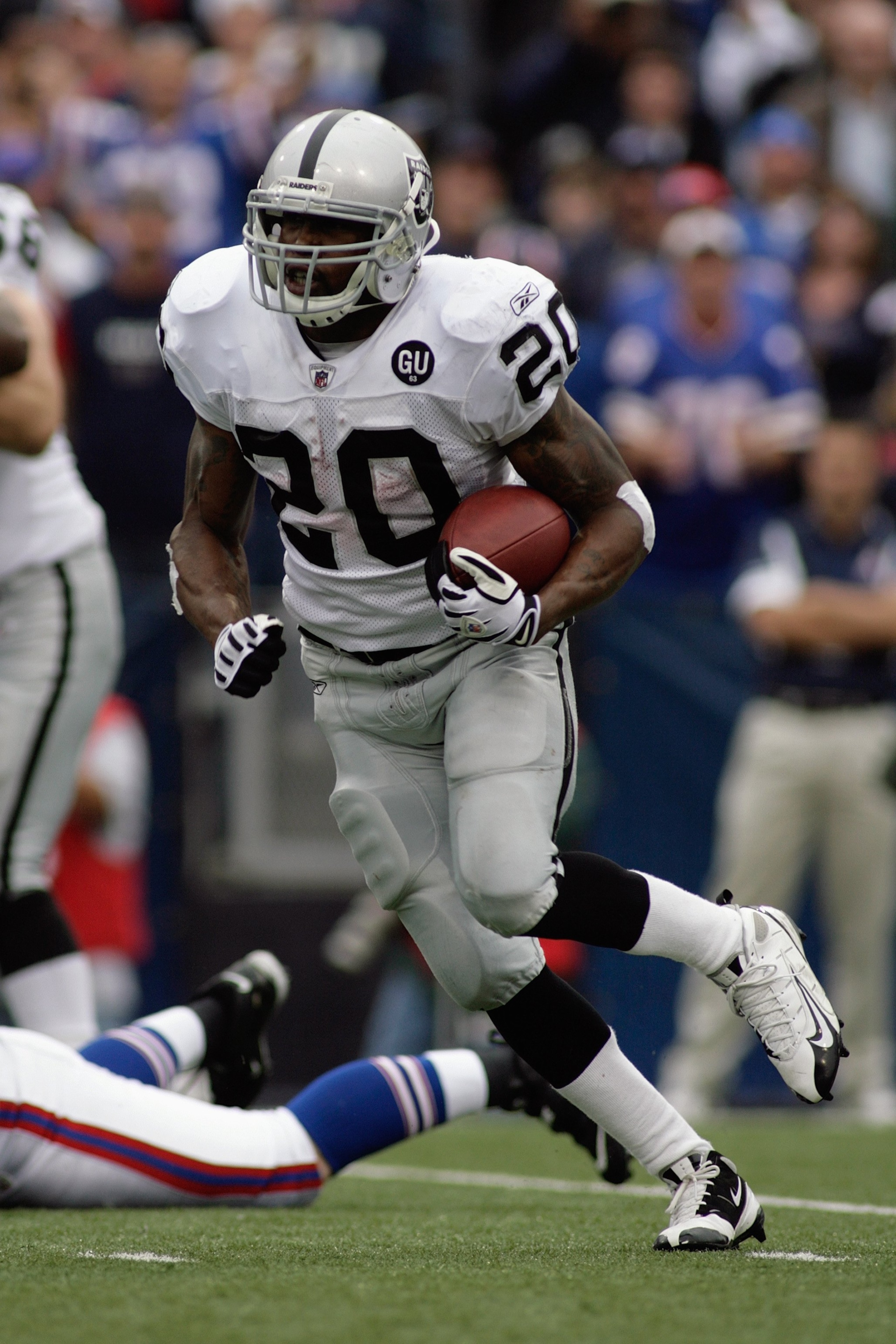 ORCHARD PARK, NY - SEPTEMBER 21:  Darren McFadden #20 of the Oakland Raiders runs with the ball during the game against the Buffalo Bills on September 21, 2008 at Ralph Wilson Stadium in Orchard Park, New York. (Photo by Rick Stewart/Getty Images)