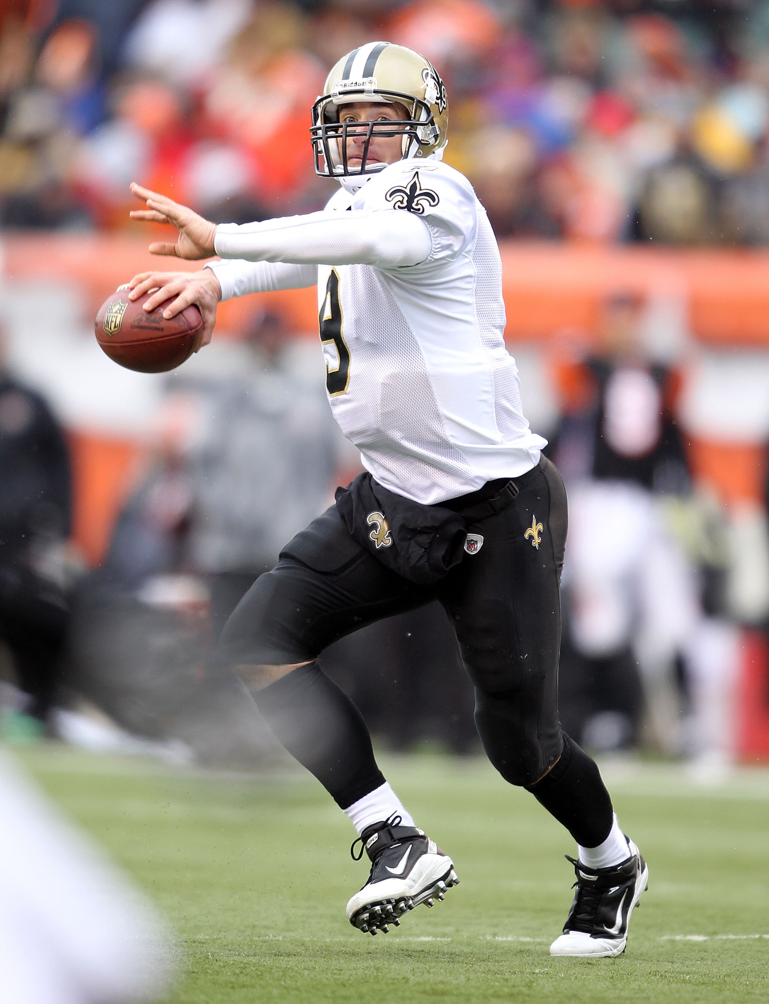 CINCINNATI, OH - DECEMBER 05:  Dree Brees #9 of the New Orleans Saints throws a pass during the NFL game against the Cincinnati Bengals at Paul Brown Stadium on December 5, 2010 in Cincinnati, Ohio.  The Saints won 34-30.  (Photo by Andy Lyons/Getty Image